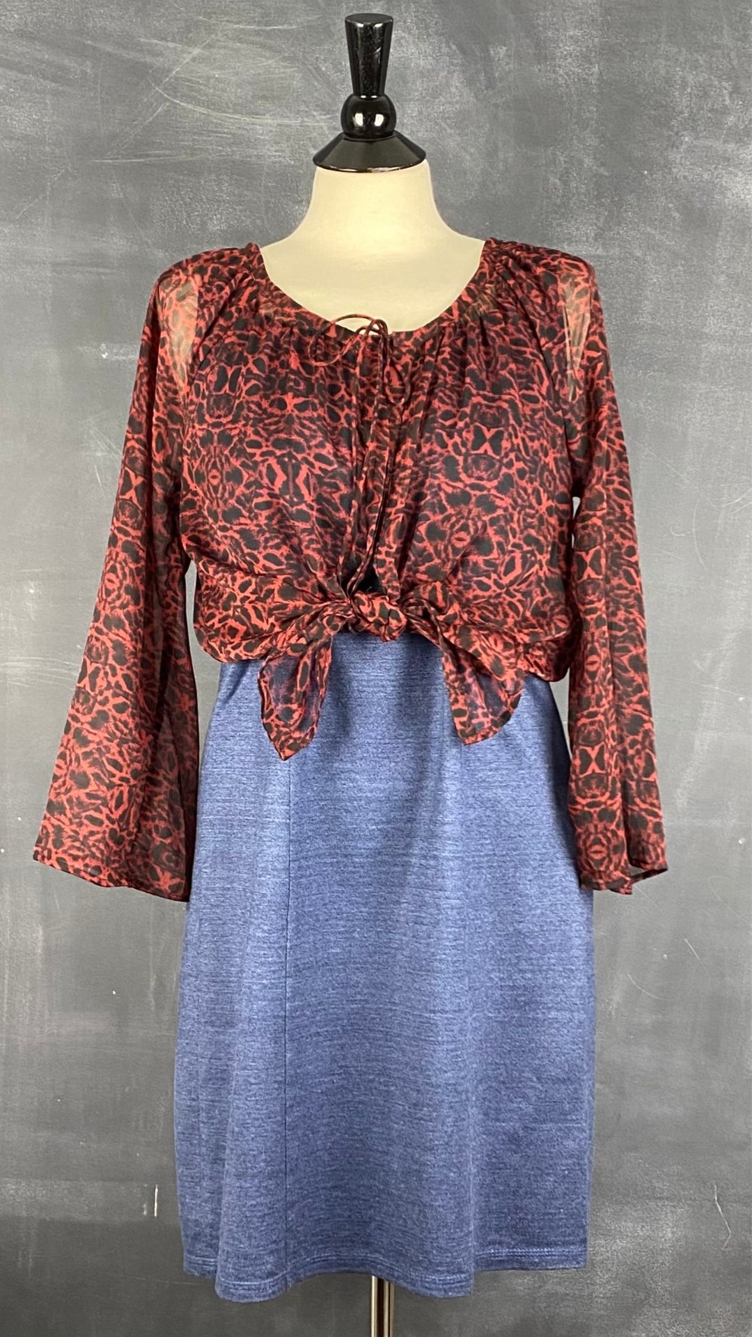 Robe cintrée en soie et lin sans manches Isabelle Elie Boutique, taille medium. Vue de l'agencement avec la blouse transparente rouge léopard.