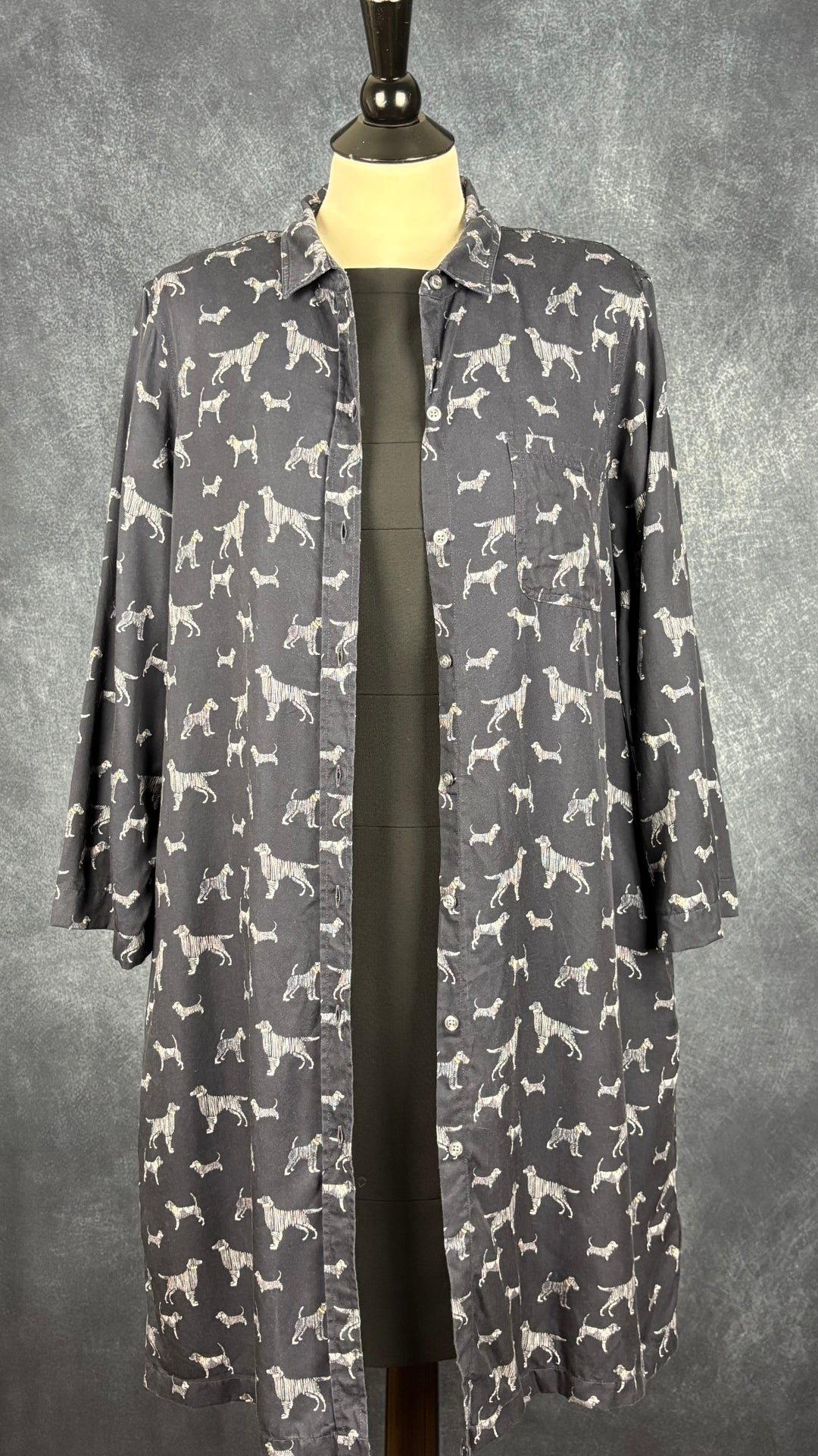 Robe classique charcoal foncé Marc Aurel, taille 38. Vue de l'agencement avec la robe chemisier Barbour.