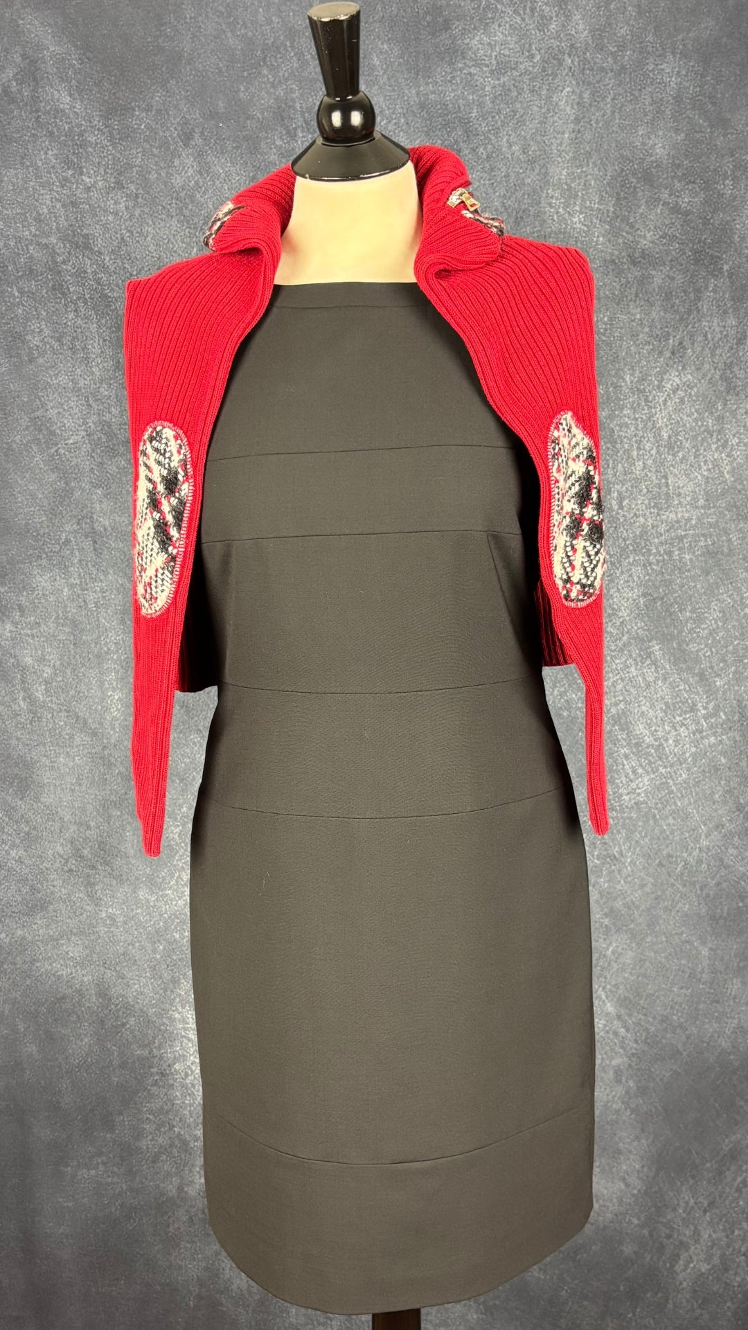 Robe classique charcoal foncé Marc Aurel, taille 38. Vue de l'agencement avec le chandail en tricot rouge Marc Aurel.