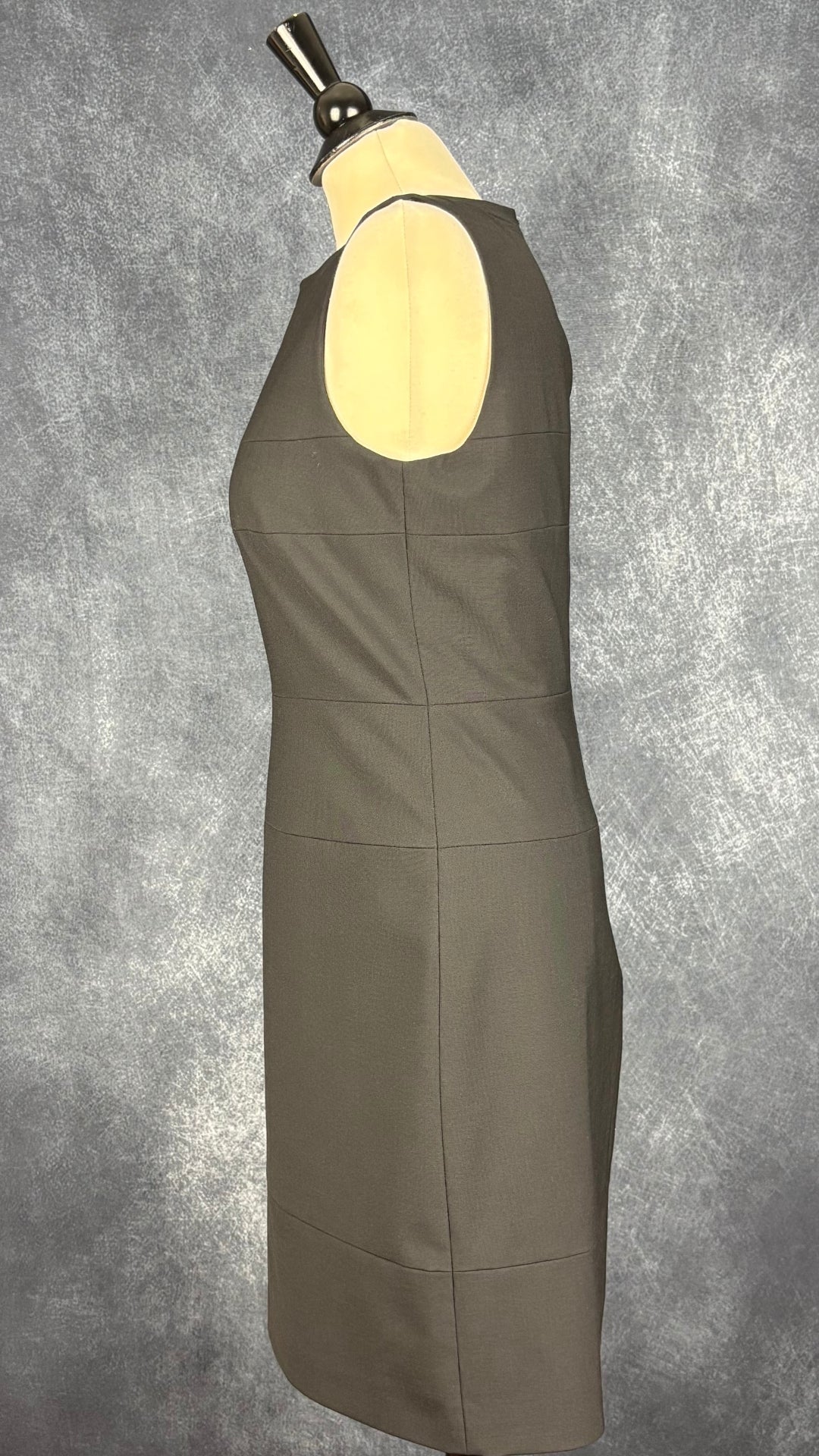 Robe classique charcoal foncé Marc Aurel, taille 38. Vue de côté.