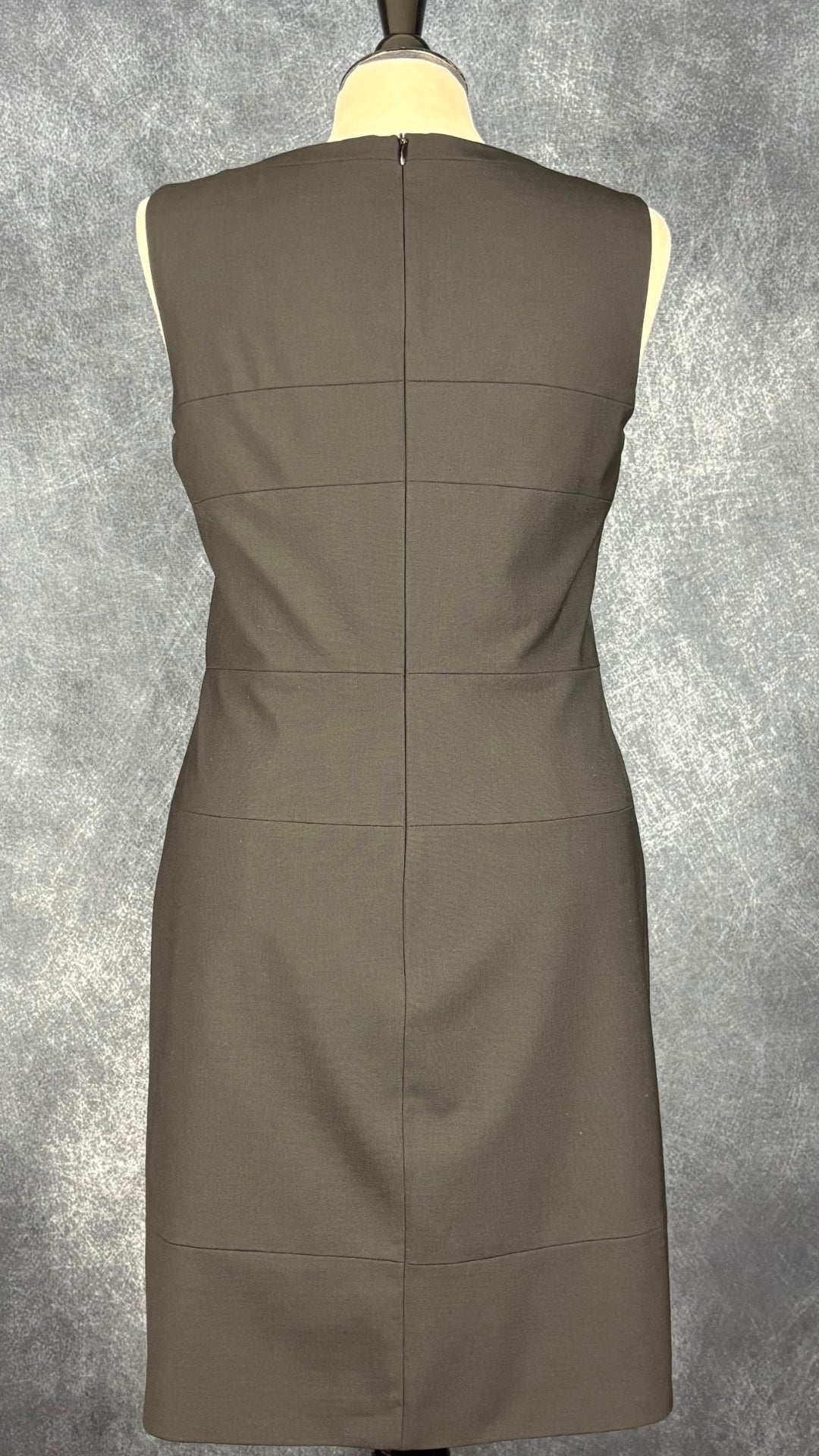 Robe classique charcoal foncé Marc Aurel, taille 38. Vue de dos.