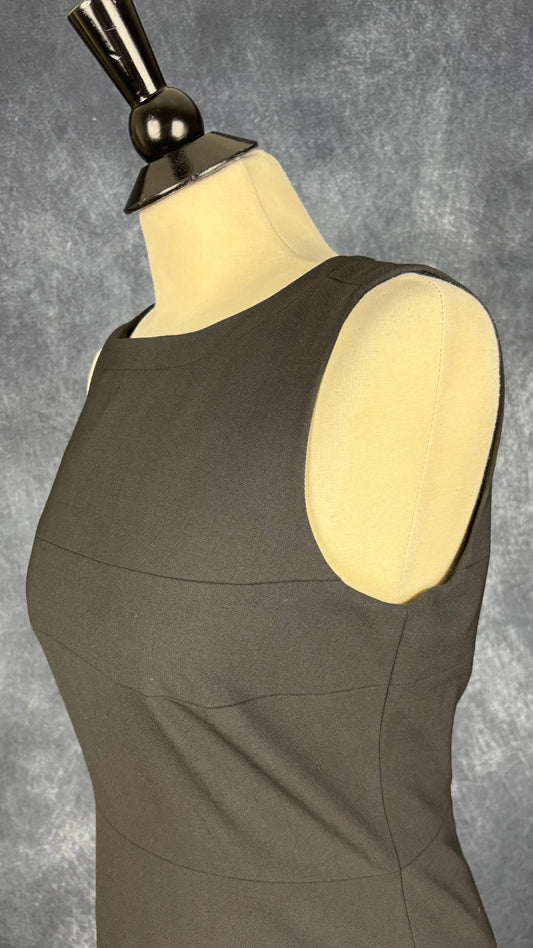 Robe classique charcoal foncé Marc Aurel, taille 38. Vue de l'encolure.