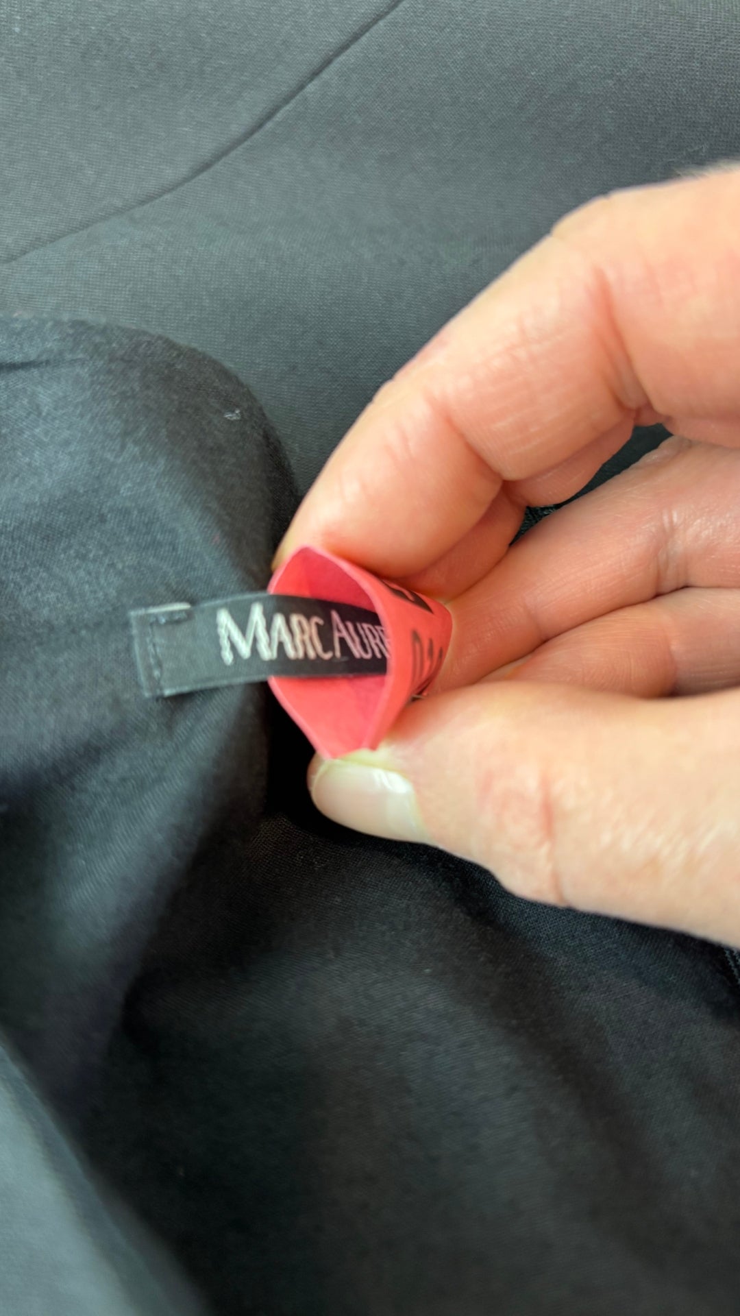 Robe classique charcoal foncé Marc Aurel, taille 38. Vue de l'étiquette.