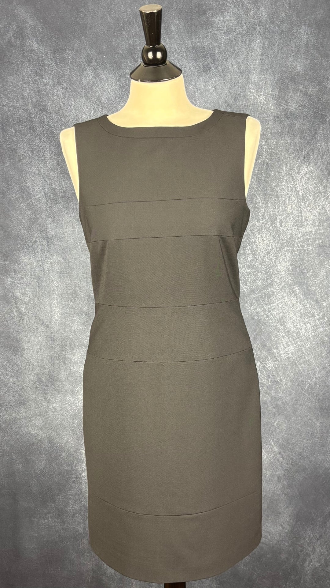 Robe classique charcoal foncé Marc Aurel, taille 38. Vue de face.