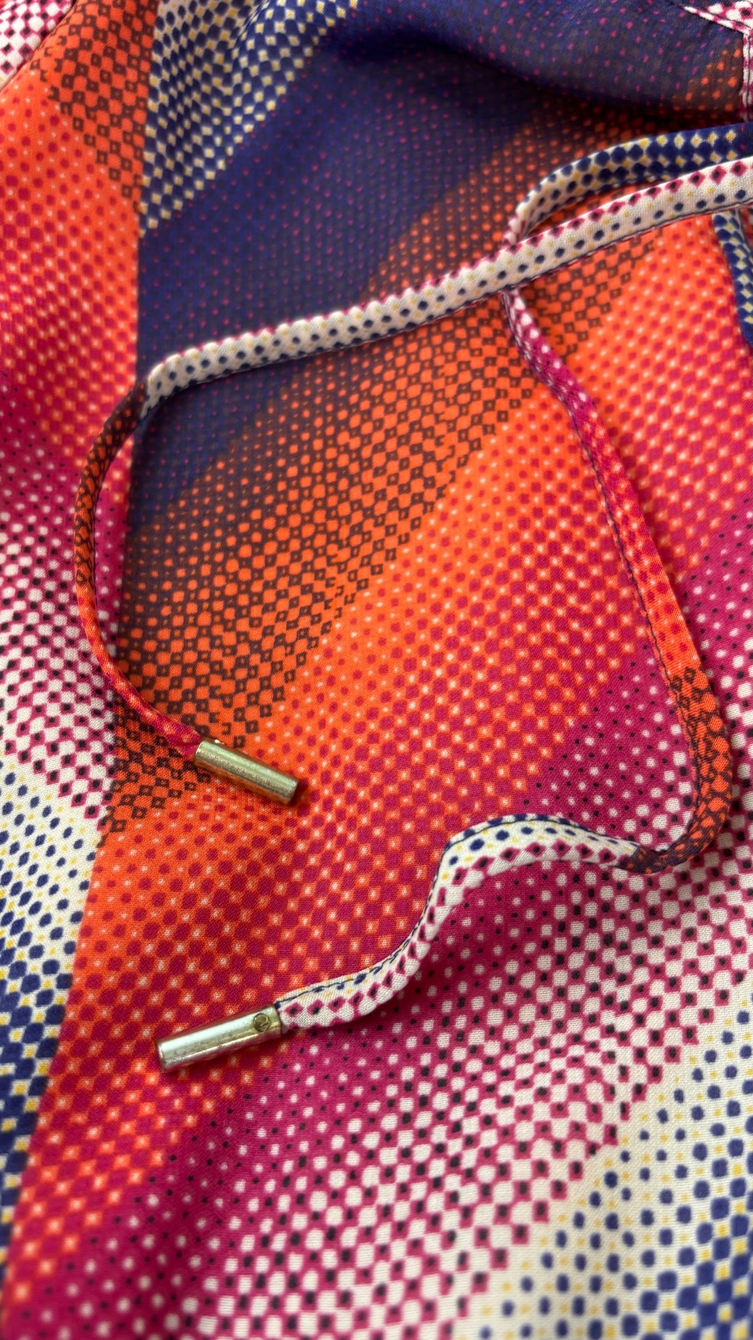 Robe colorée cintrée fluide Banana Republic, taille 12. Vue de près du tissu.
