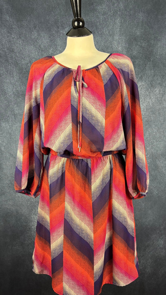 Robe colorée cintrée fluide Banana Republic, taille 12. Vue de face.