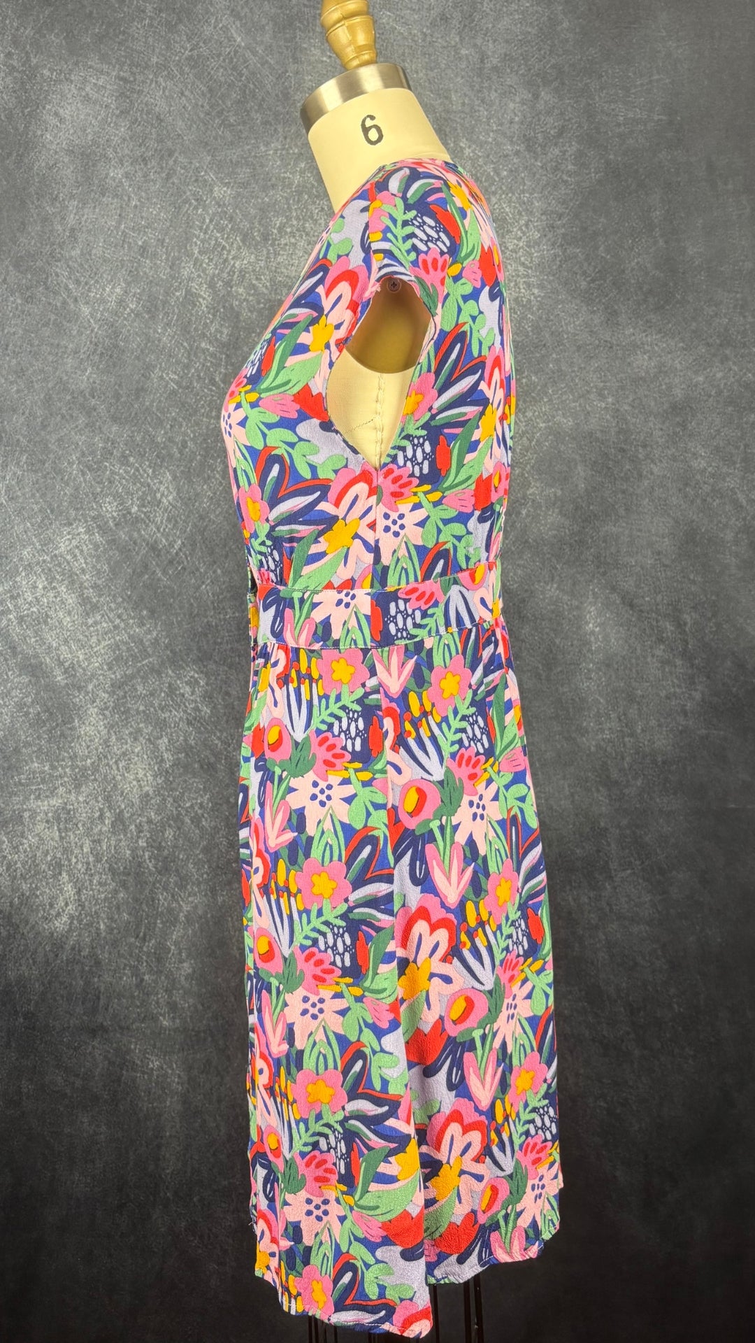 Robe boutonnée florale colorée Art Love, taille 36 (xs/s). Vue de côté.