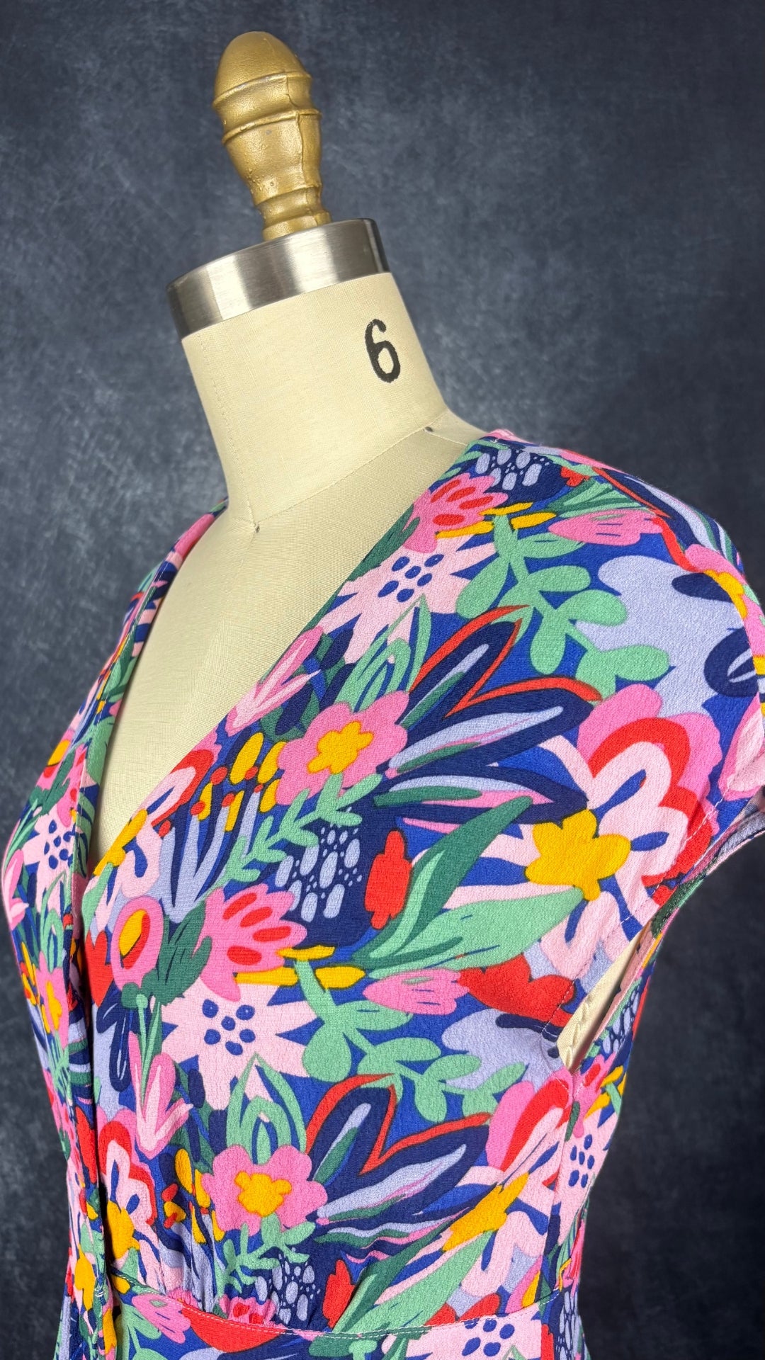 Robe boutonnée florale colorée Art Love, taille 36 (xs/s). Vue de l'encolure.