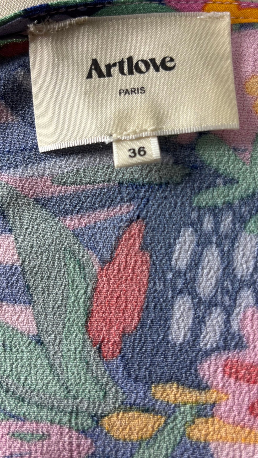 Robe boutonnée florale colorée Art Love, taille 36 (xs/s). Vue de l'étiquette.