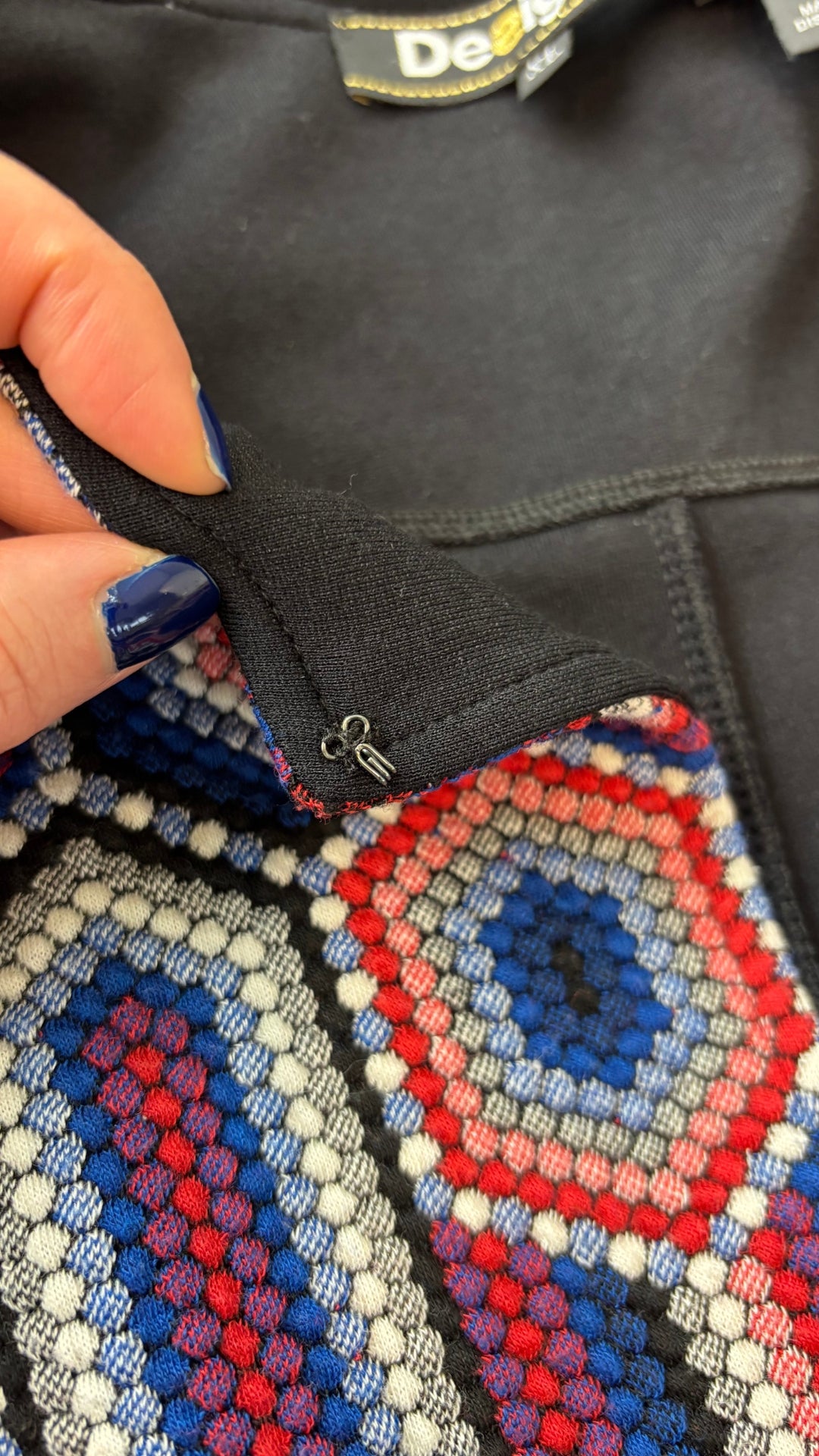 Robe colorée avec insertion de sequins Desigual, taille xl (l). Vue de l'agrafe qui maintient le col fermé.