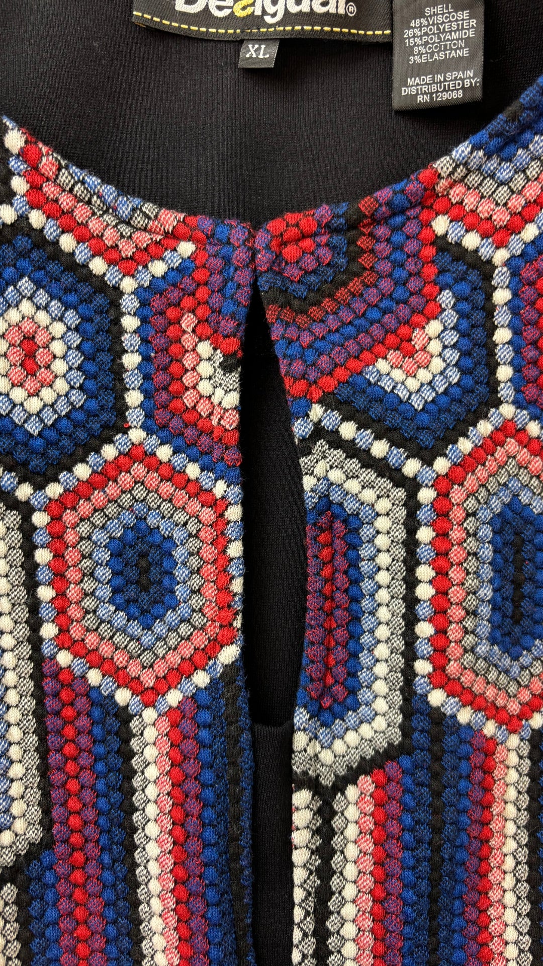 Robe colorée avec insertion de sequins Desigual, taille xl (l). Vue de l'encolure fermée avec l'agrafe intérieure.