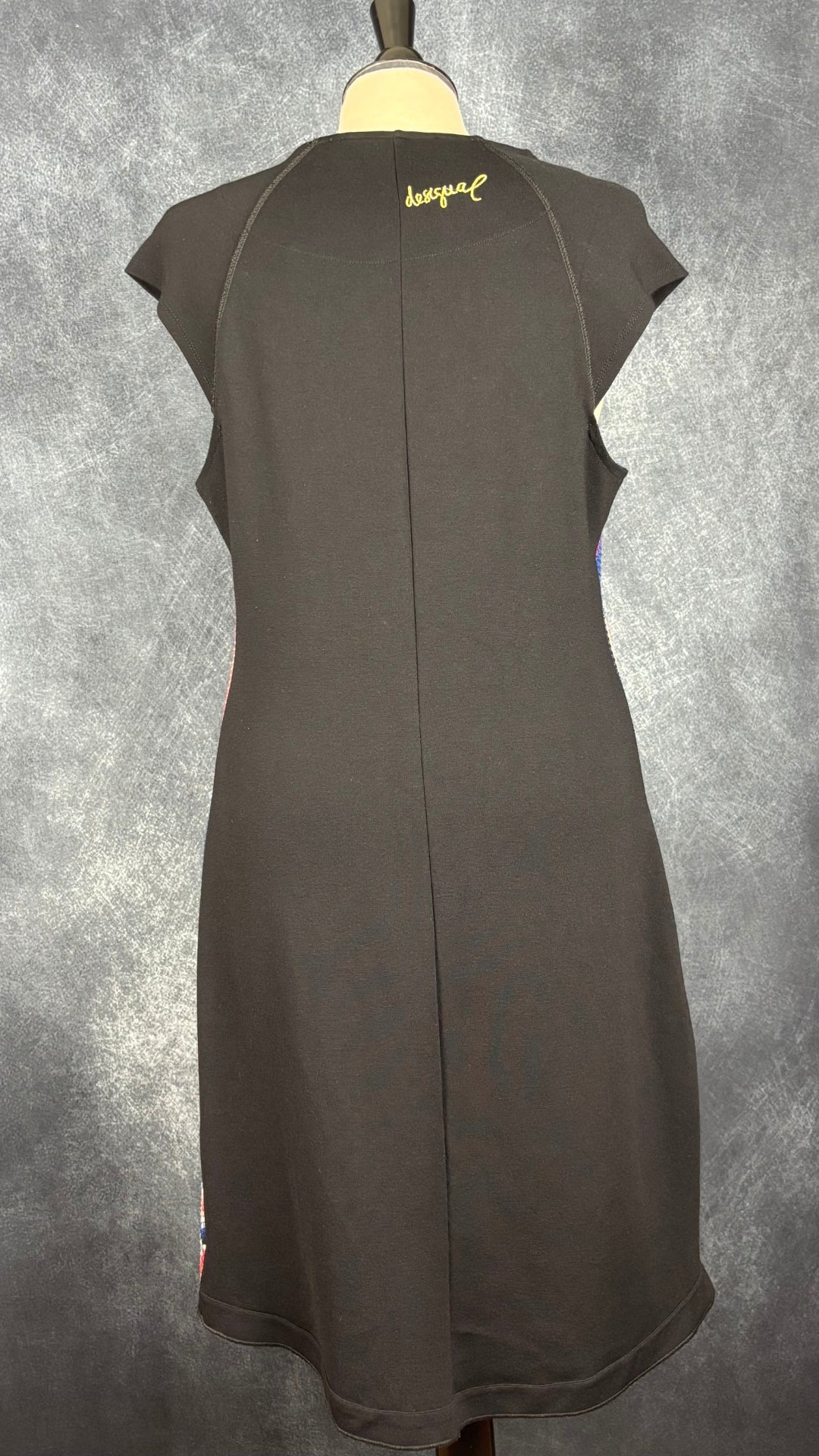 Robe colorée avec insertion de sequins Desigual, taille xl (l). Vue de dos.