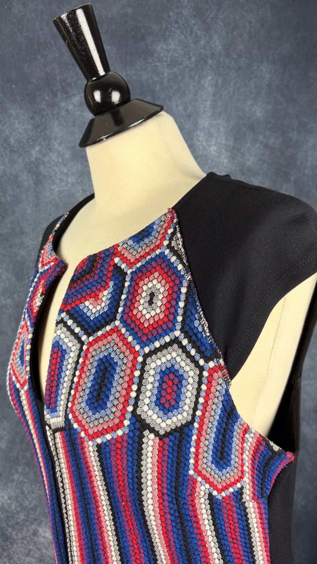 Robe colorée avec insertion de sequins Desigual, taille xl (l). Vue de l'encolure.