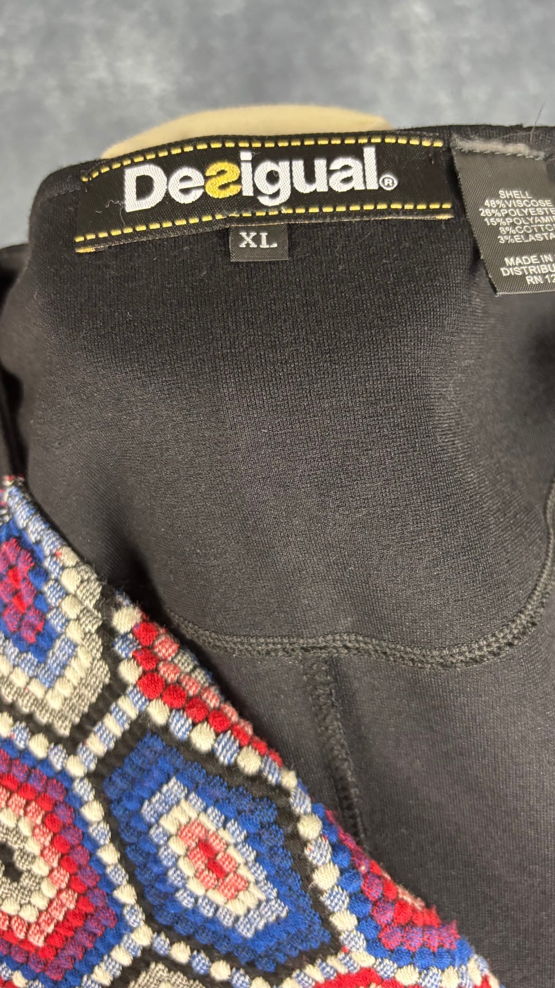 Robe colorée avec insertion de sequins Desigual, taille xl (l). Vue de l'éitquette.