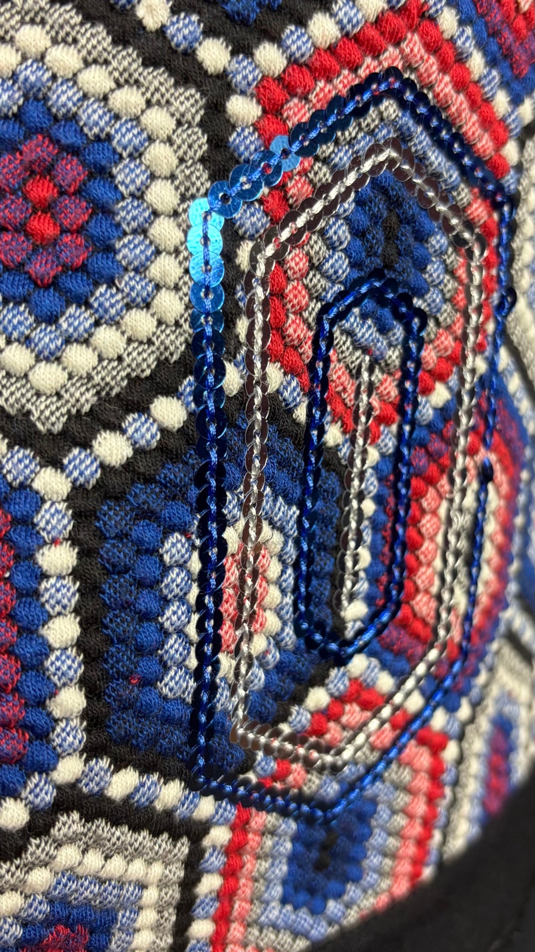 Robe colorée avec insertion de sequins Desigual, taille xl (l). Vue de près des sequins.