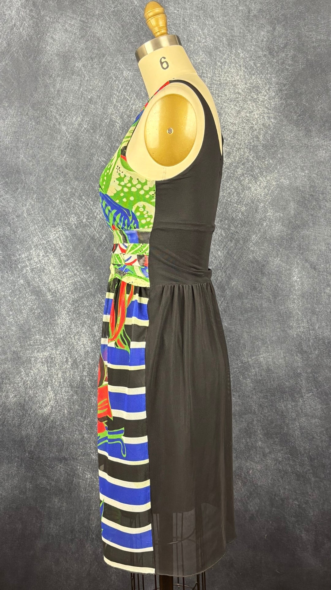Robe noire à devant coloré sur fin voilage Desigual, taille small, mais peut faire aussi xs. Vue de côté.