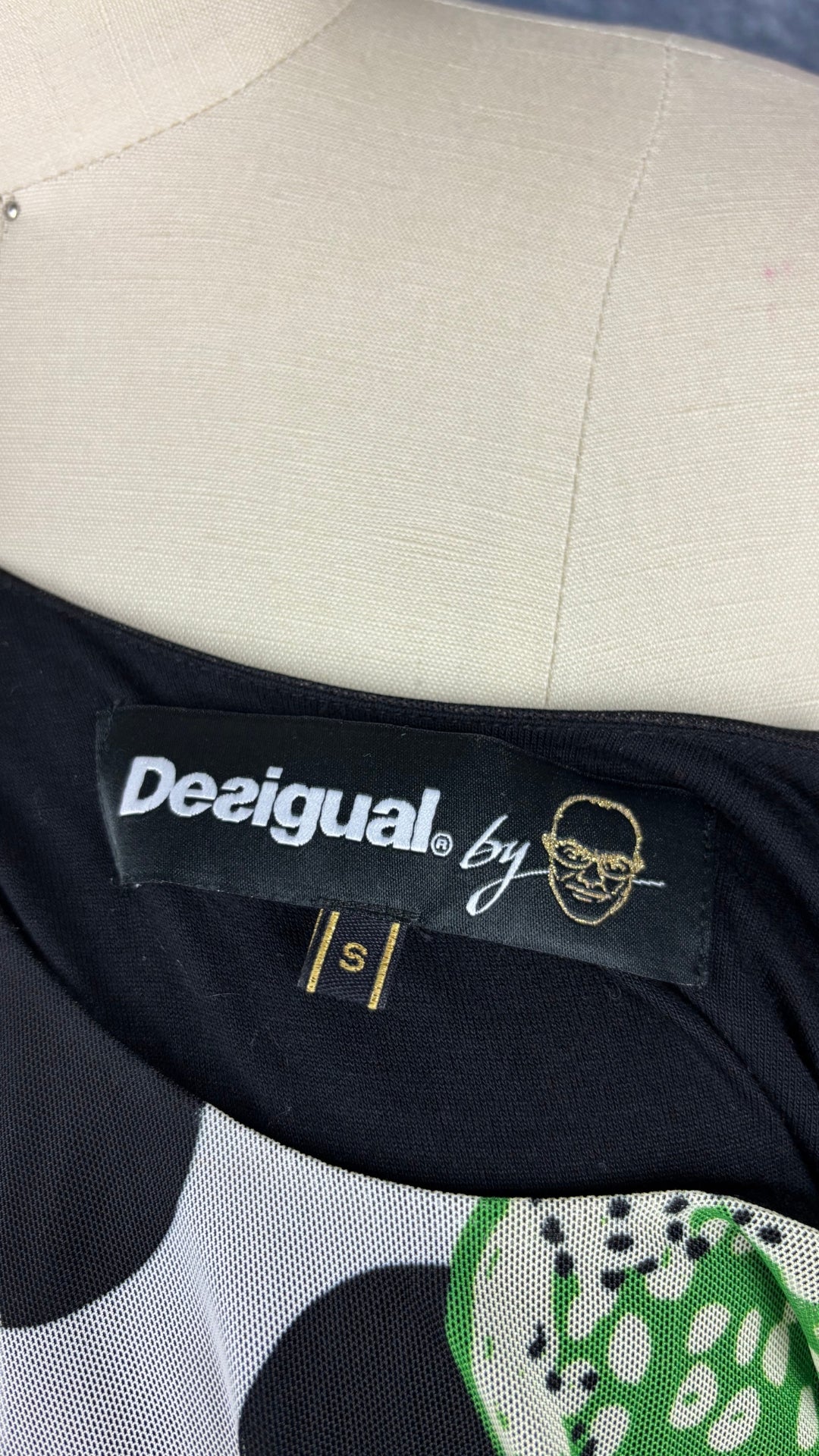 Robe noire à devant coloré sur fin voilage Desigual, taille small, mais peut faire aussi xs. Vue de l'étiquette.