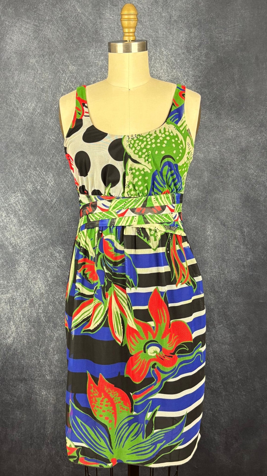 Robe noire à devant coloré sur fin voilage Desigual, taille small, mais peut faire aussi xs. Vue de face.