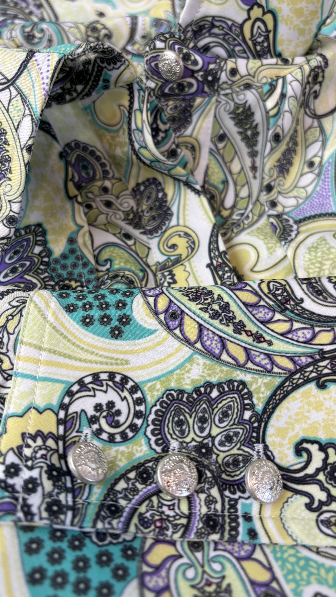 Robe colorée à motifs paisley et col chemisier Joelle, taille xl. Vue de près des jolis boutons.