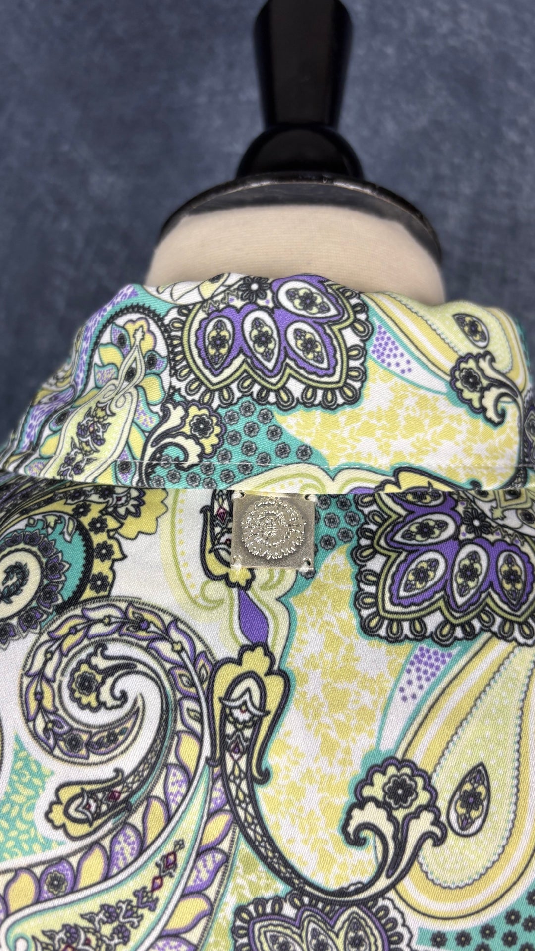 Robe colorée à motifs paisley et col chemisier Joelle, taille xl. Vue de dos, du détail métallique près du col.