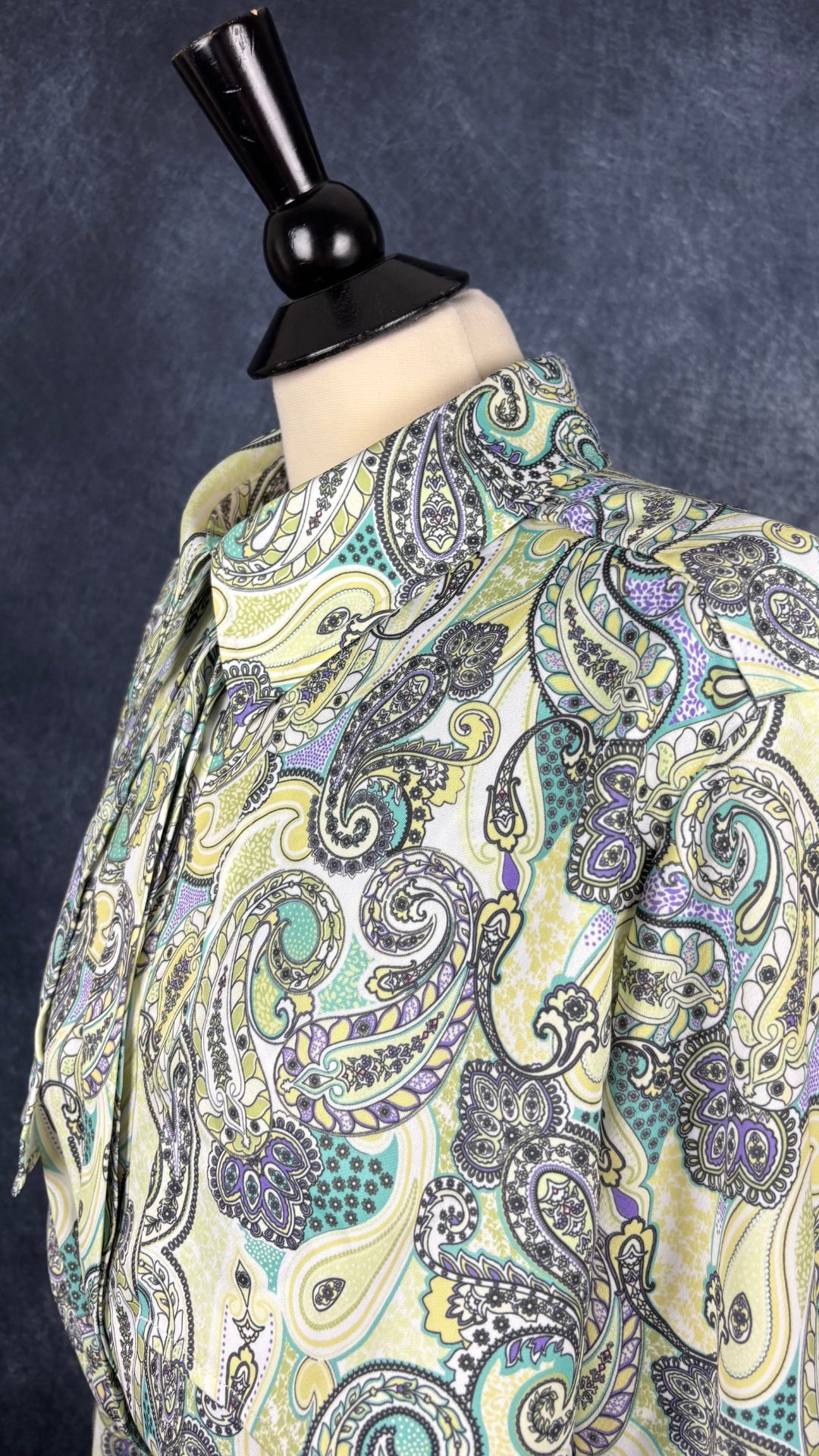 Robe colorée à motifs paisley et col chemisier Joelle, taille xl. Vue de l'encolure.