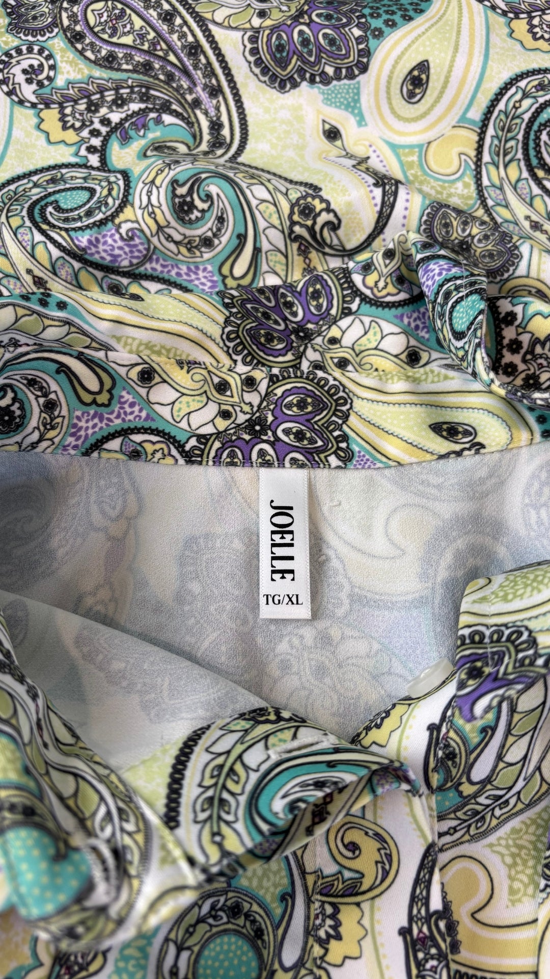 Robe colorée à motifs paisley et col chemisier Joelle, taille xl. Vue de l'étiquette.