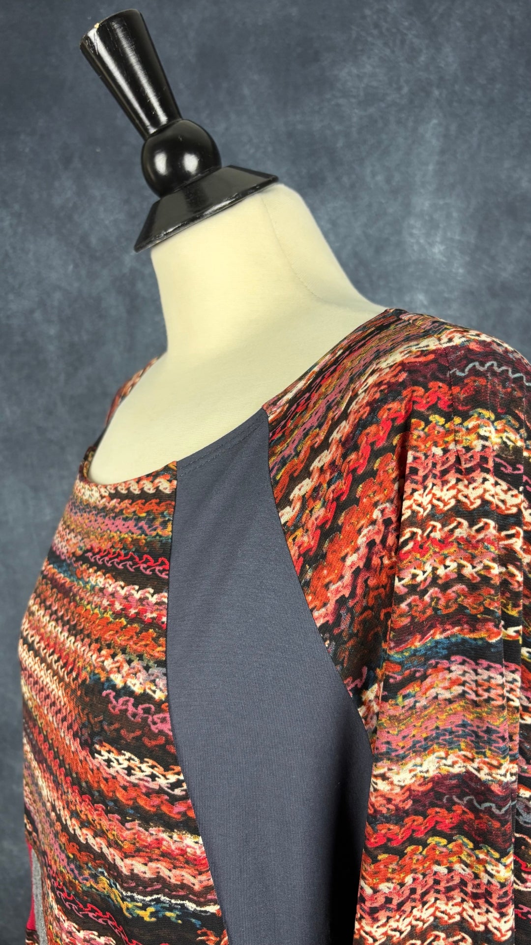 Robe colorée à motifs et texture extensible Myco Anna, taille xxl (l/xl). Vue de l'encolure.