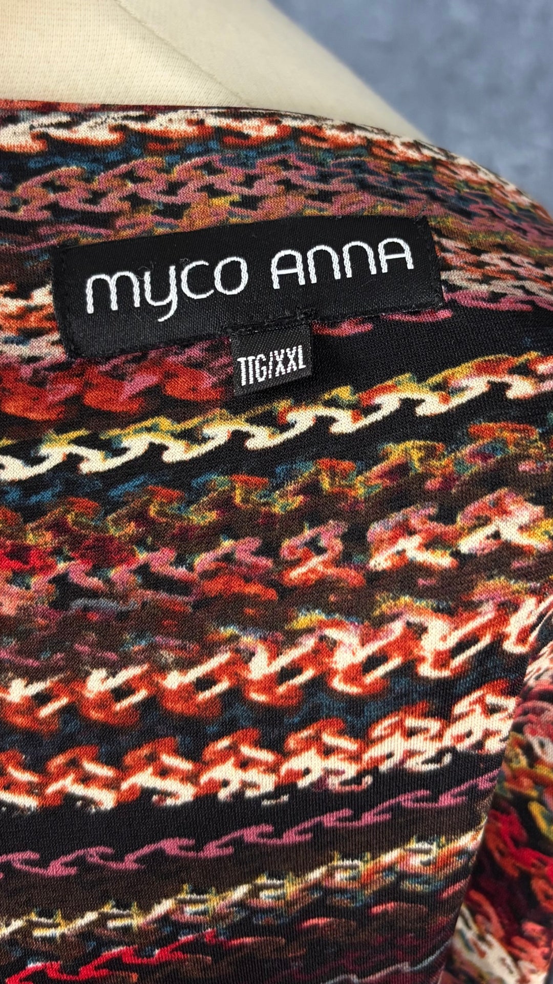 Robe colorée à motifs et texture extensible Myco Anna, taille xxl (l/xl). Vue de l'étiquette.