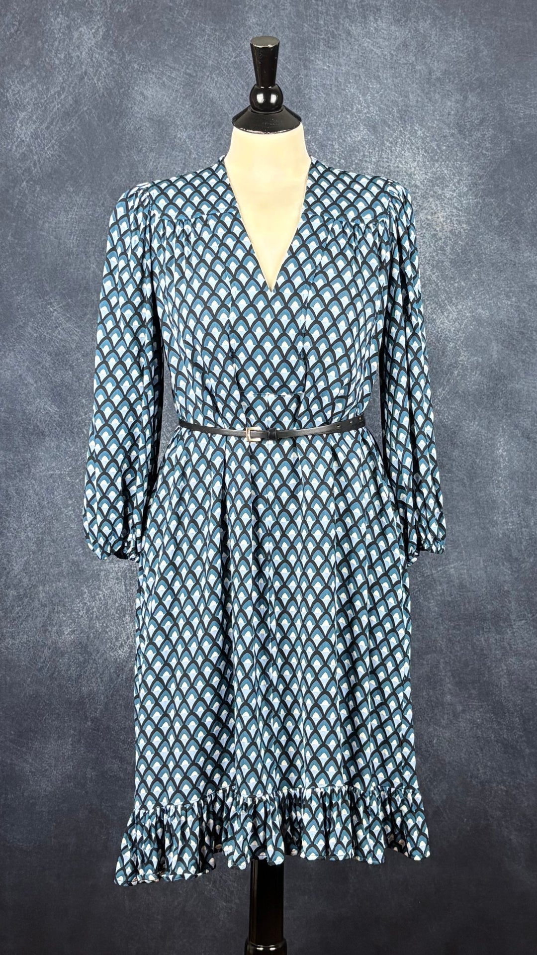 Robe confortable à motifs bleu doux, sarcelle, noir et crème MaxMara Weekend, taille estimée à medium/large. Vue de l'agencement avec une fine ceinture.