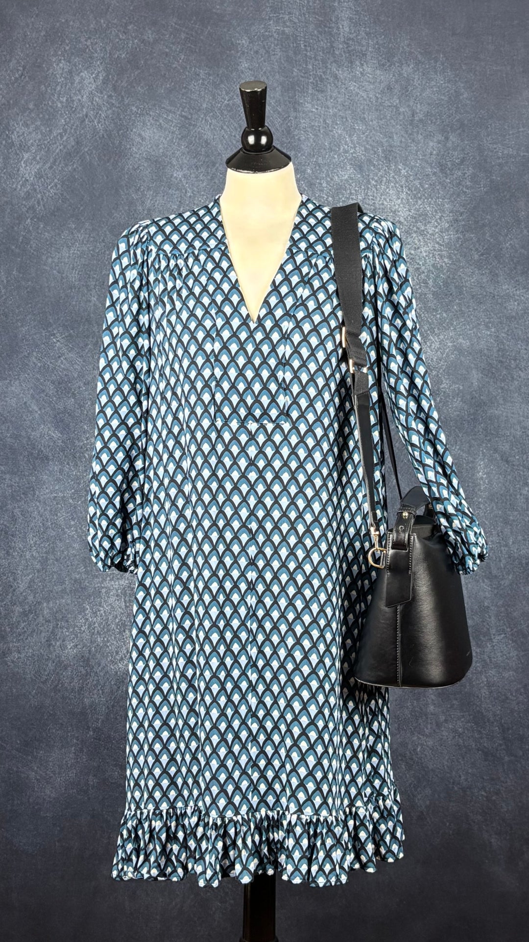 Robe confortable à motifs bleu doux, sarcelle, noir et crème MaxMara Weekend, taille estimée à medium/large. Vue de l'agencement avec le sac à main Want Les Essentiels.