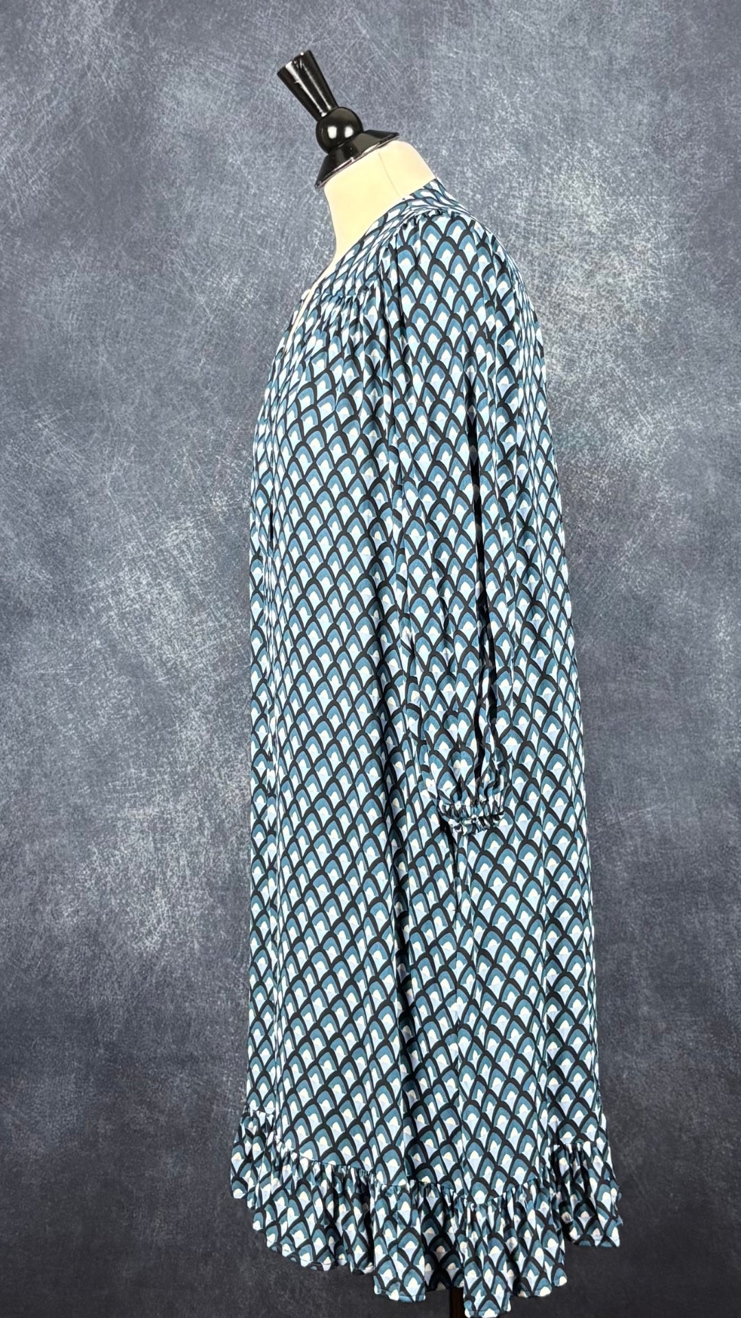 Robe confortable à motifs bleu doux, sarcelle, noir et crème MaxMara Weekend, taille estimée à medium/large. Vue de côté.