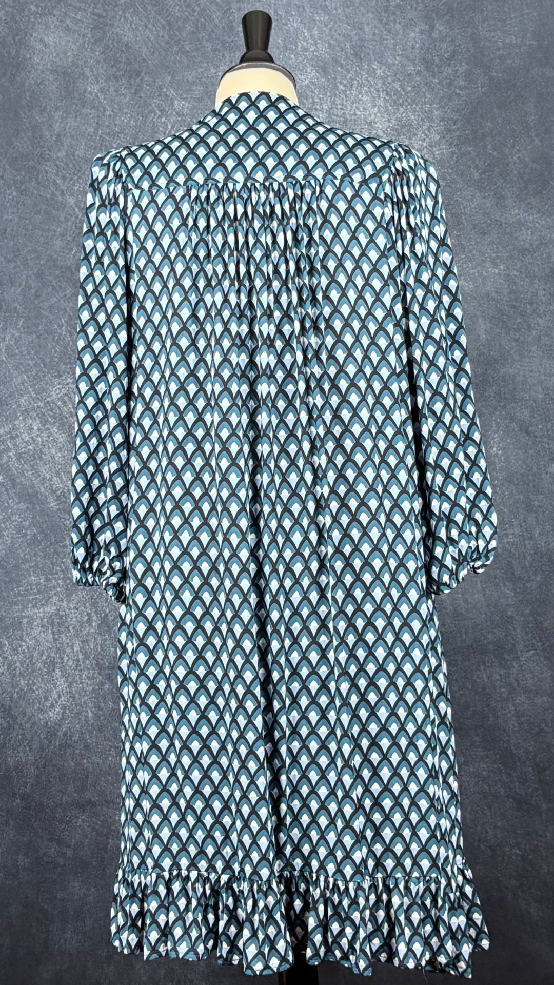 Robe confortable à motifs bleu doux, sarcelle, noir et crème MaxMara Weekend, taille estimée à medium/large. Vue de dos.