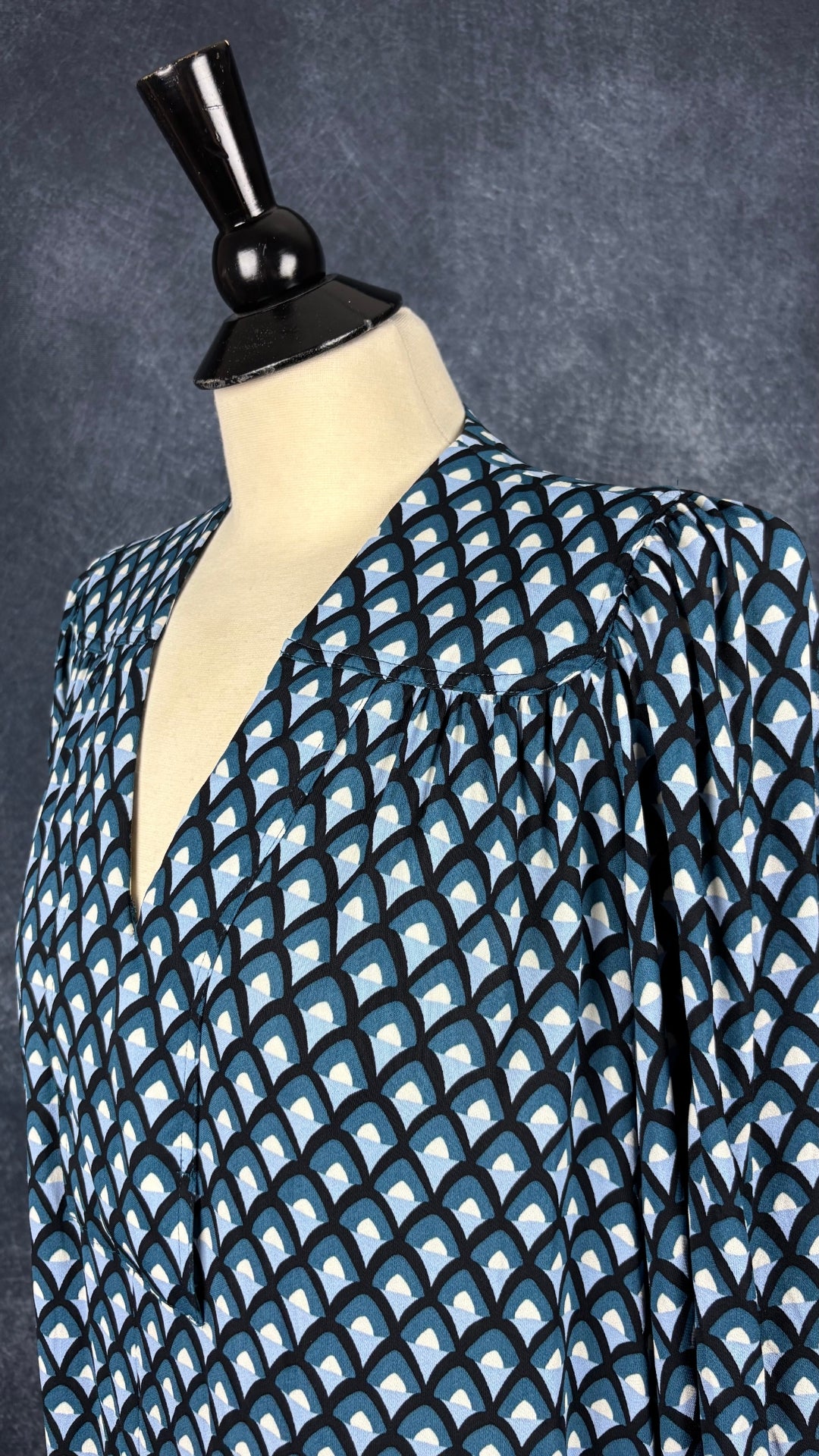 Robe confortable à motifs bleu doux, sarcelle, noir et crème MaxMara Weekend, taille estimée à medium/large. Vue de l'encolure.