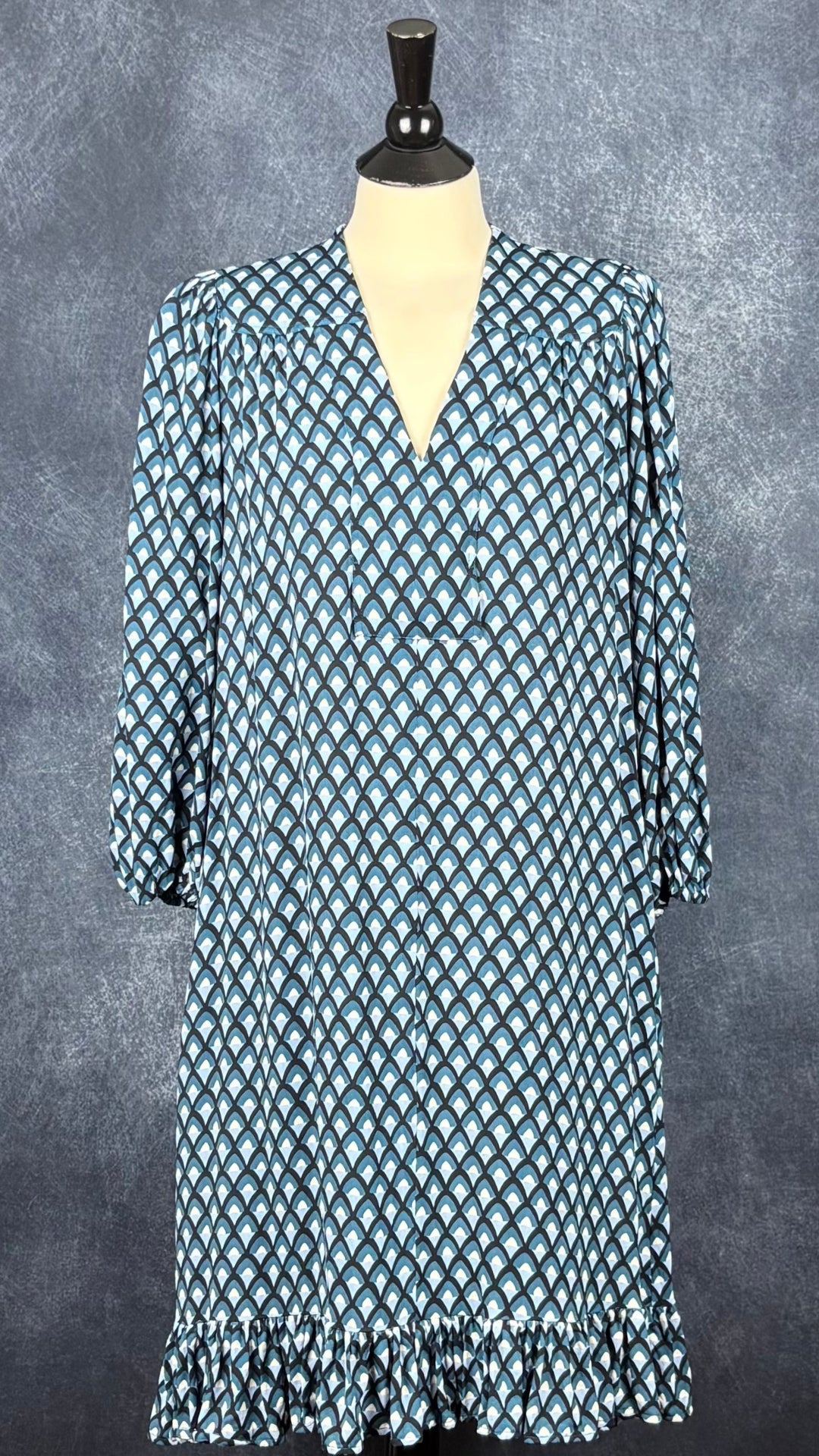Robe confortable à motifs bleu doux, sarcelle, noir et crème MaxMara Weekend, taille estimée à medium/large. Vue de face.