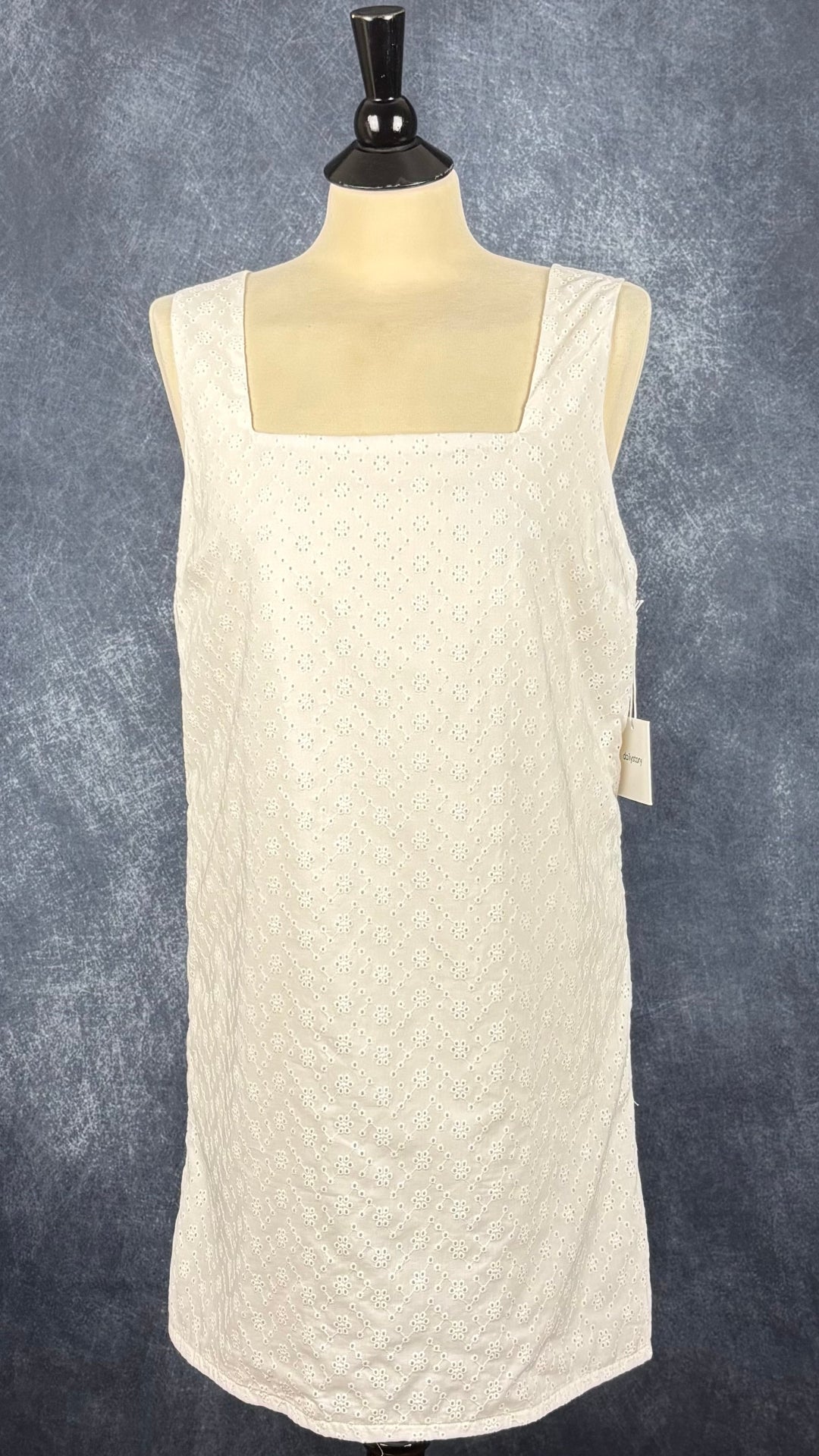 Robe crème droite en broderie anglaise (neuve) Dailystory, taille medium. Vue de face.