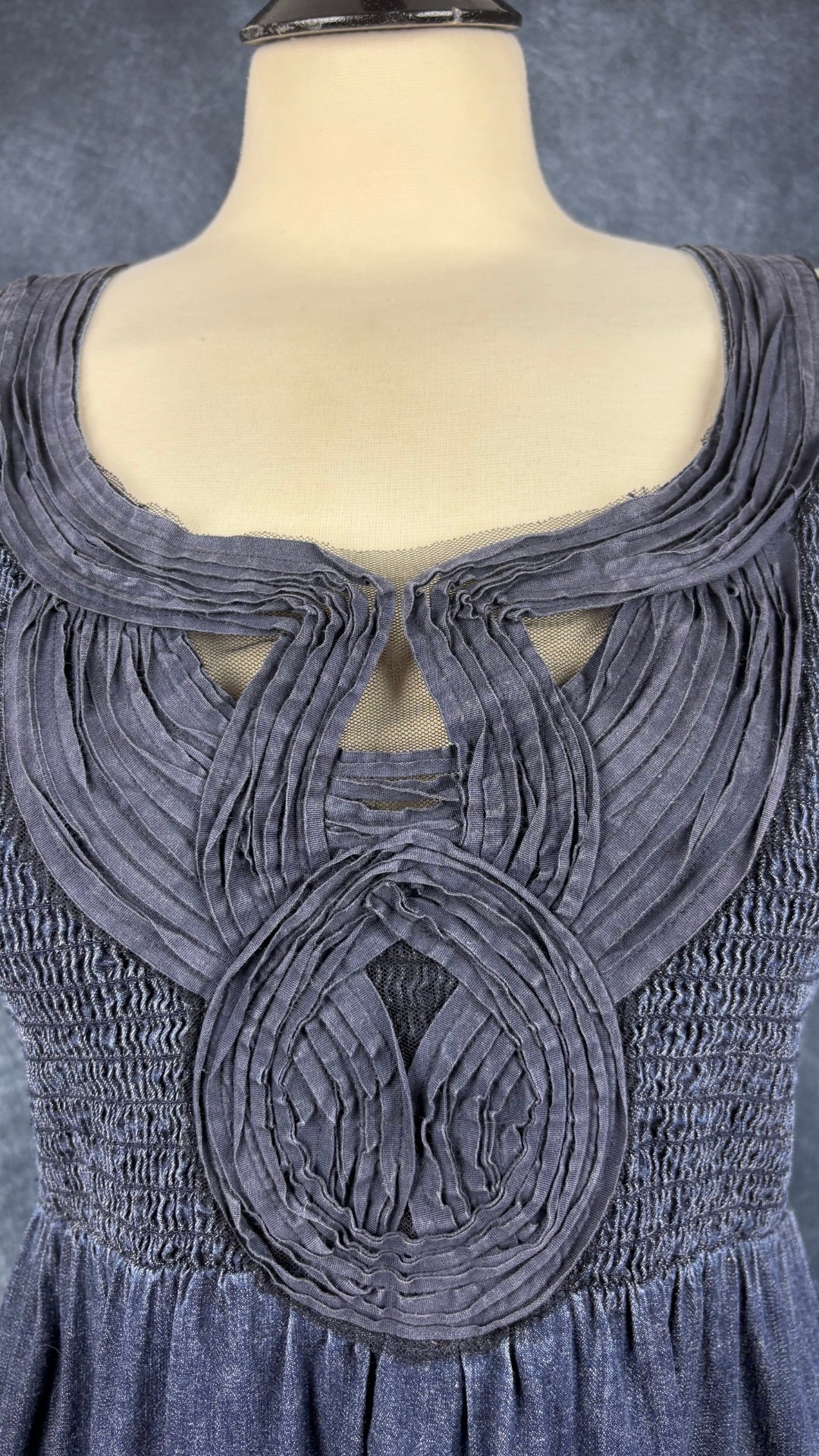 Robe en denim foncé à corsage magnifique Calvin Klein, taille large (convient mieux à small/medium). Vue de près du corsage.