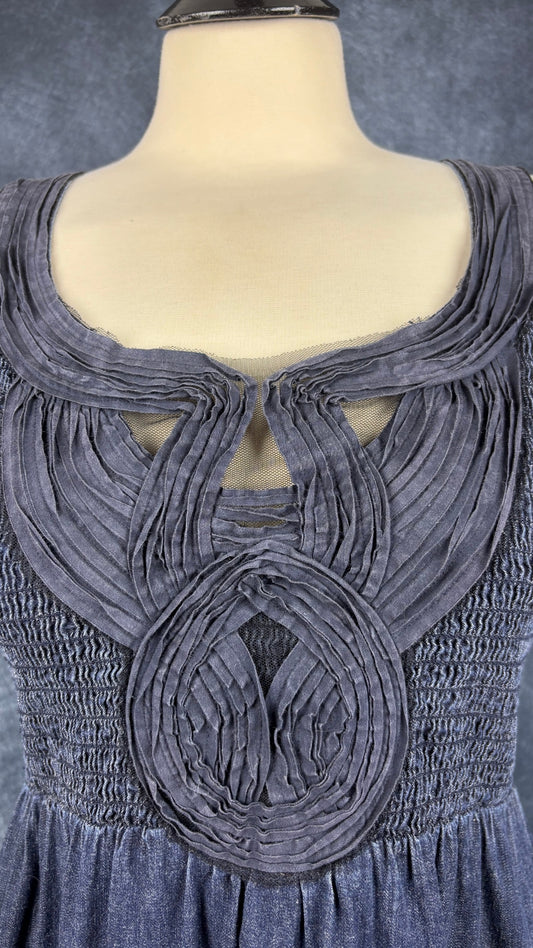 Robe en denim foncé à corsage magnifique Calvin Klein, taille large (convient mieux à small/medium). Vue de près du corsage.