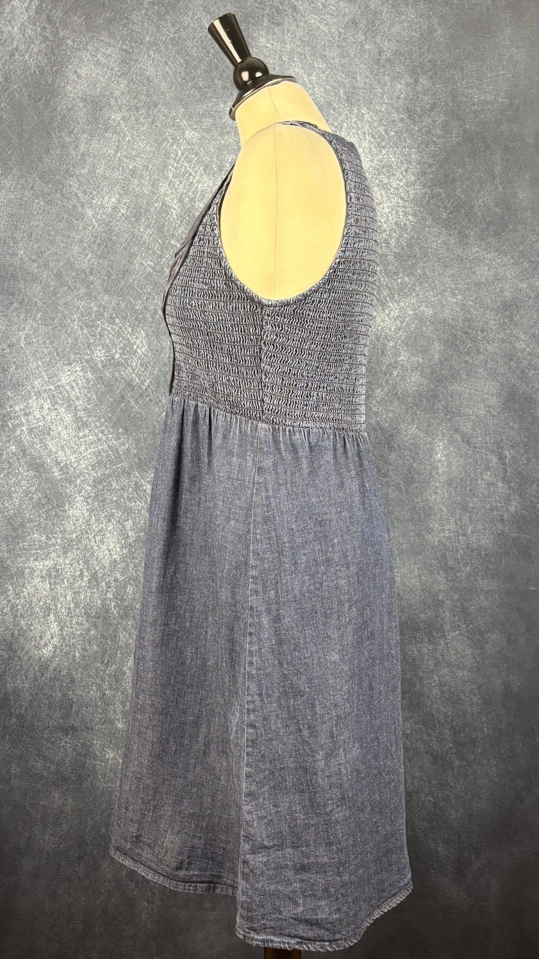 Robe en denim foncé à corsage magnifique Calvin Klein, taille large (convient mieux à small/medium). Vue de côté.
