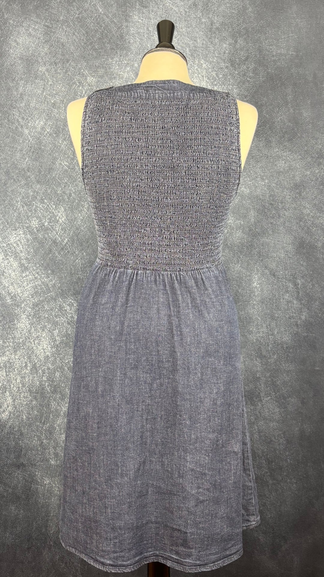 Robe en denim foncé à corsage magnifique Calvin Klein, taille large (convient mieux à small/medium). Vue de dos.