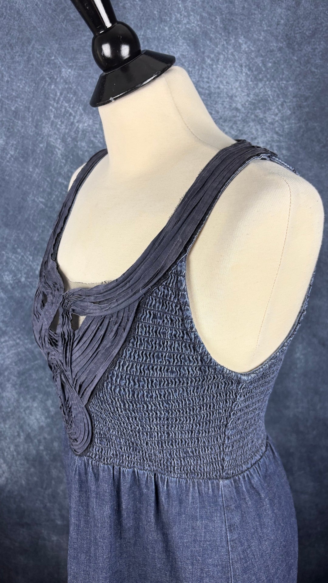 Robe en denim foncé à corsage magnifique Calvin Klein, taille large (convient mieux à small/medium). Vue de l'encolure.