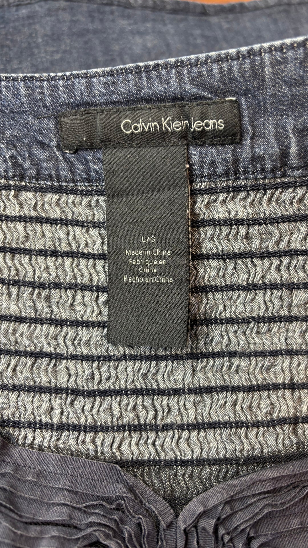 Robe en denim foncé à corsage magnifique Calvin Klein, taille large (convient mieux à small/medium). Vue de l'étiquette.