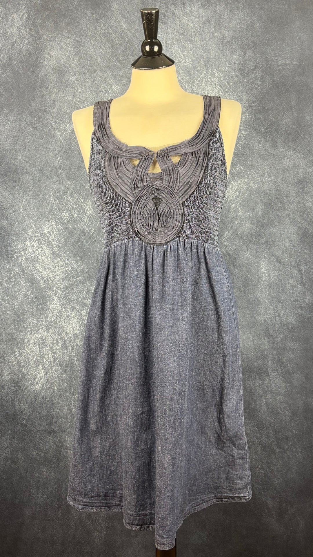 Robe en denim foncé à corsage magnifique Calvin Klein, taille large (convient mieux à small/medium). Vue de face.