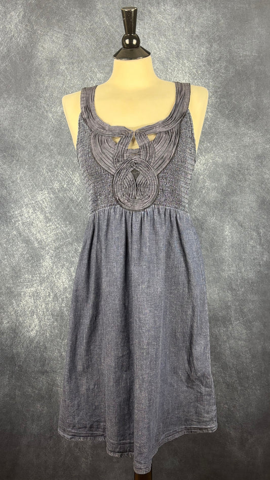 Robe en denim foncé à corsage magnifique Calvin Klein, taille large (convient mieux à small/medium). Vue de face.