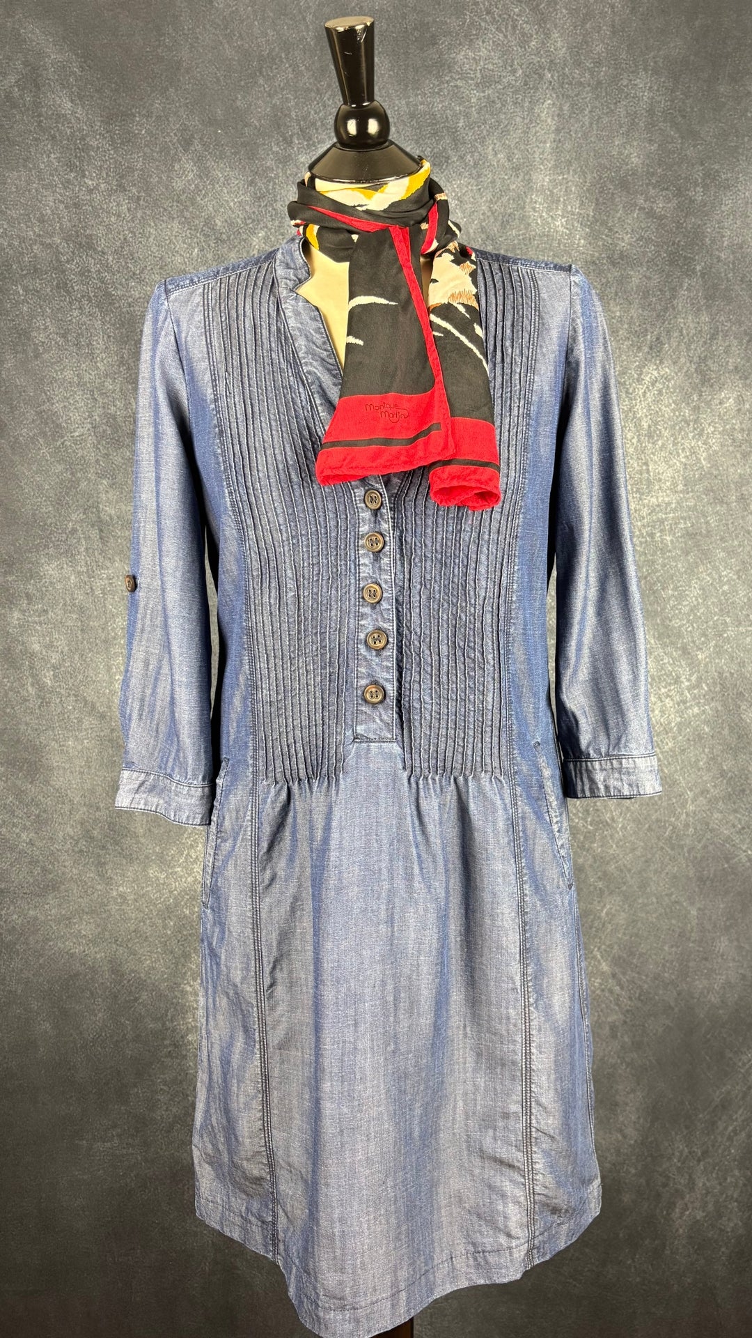 Robe en chambray avec poches et plissé à la poitrine Gerard Darel, taille 40 (m). Vue de l'agencement avec le foulard Monique Martin.