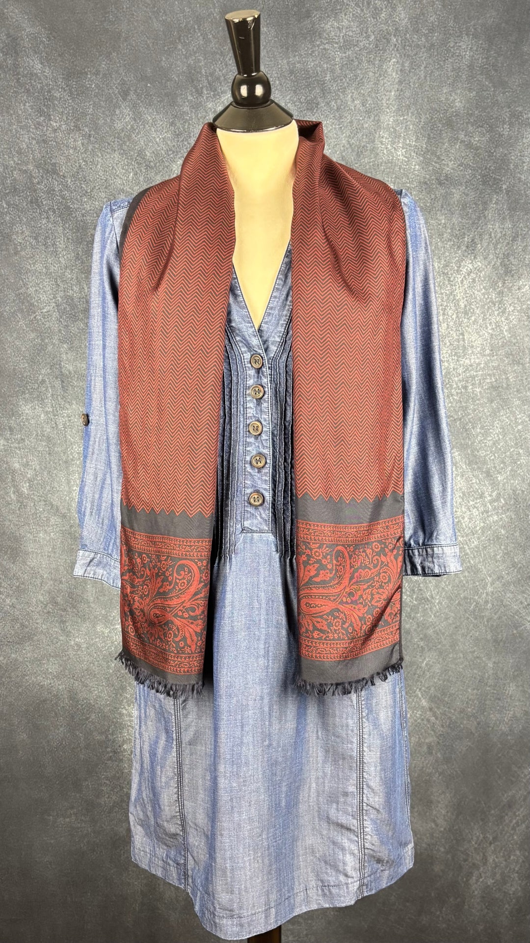 Robe en chambray avec poches et plissé à la poitrine Gerard Darel, taille 40 (m). Vue de l'agencement avec le foulard en soie et laine à motifs délicats.