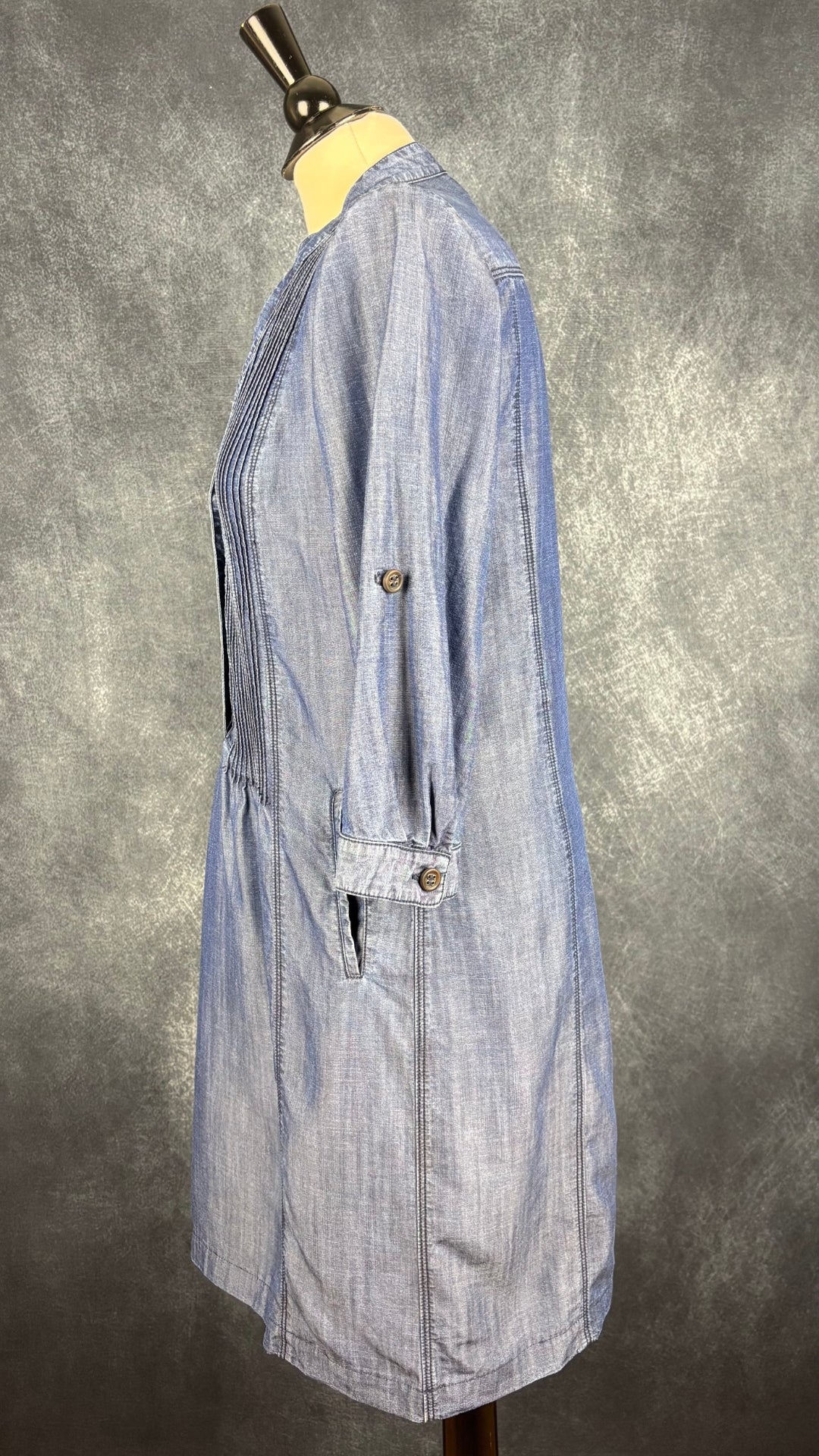 Robe en chambray avec poches et plissé à la poitrine Gerard Darel, taille 40 (m). Vue de côté.