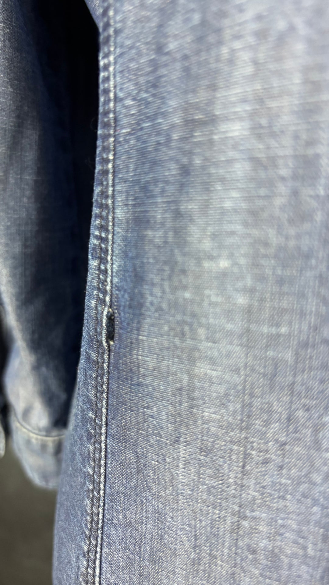 Robe en chambray avec poches et plissé à la poitrine Gerard Darel, taille 40 (m). Vue de dos, à l'endroit où les bandes de tailles étaient.