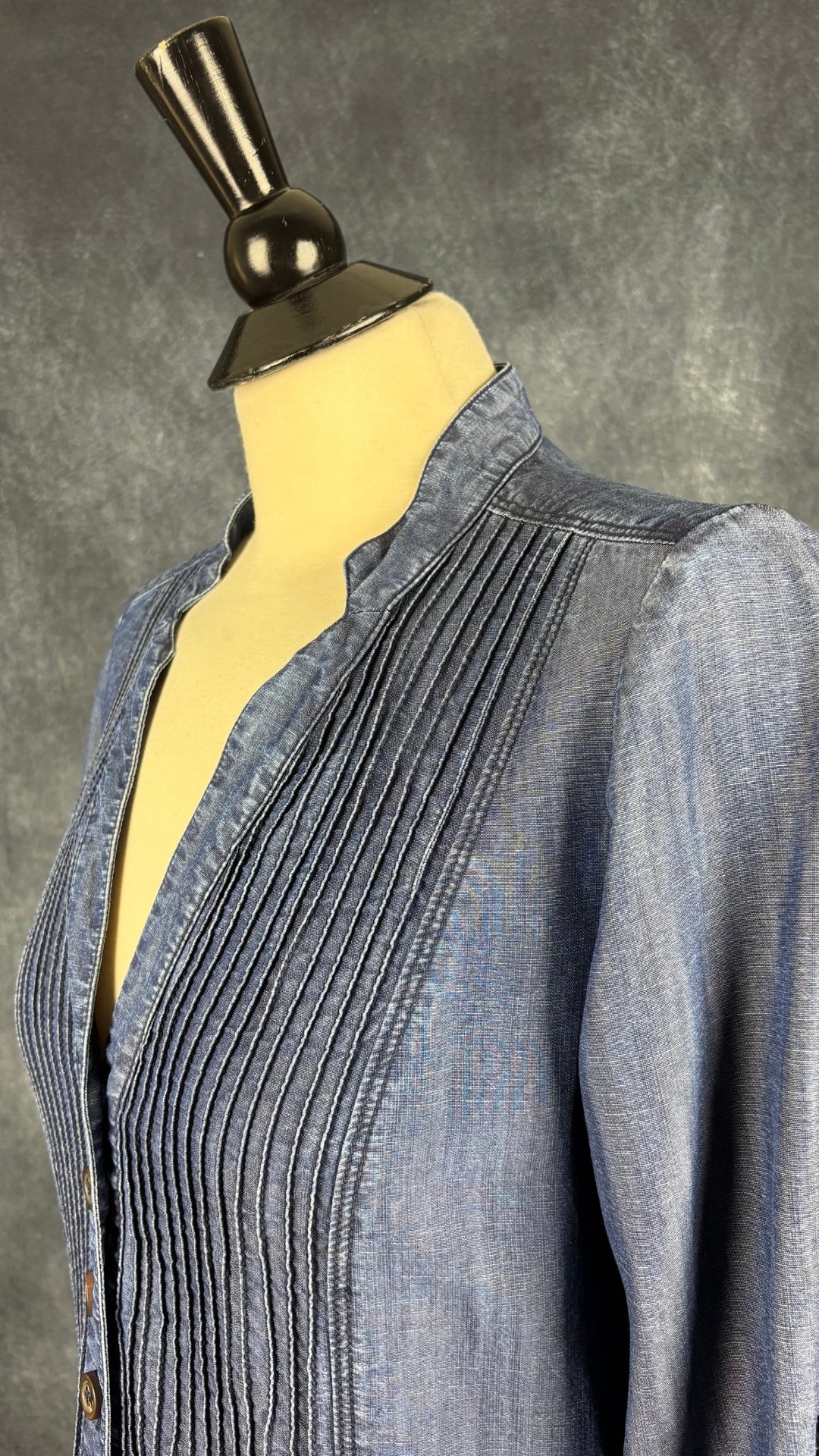 Robe en chambray avec poches et plissé à la poitrine Gerard Darel, taille 40 (m). Vue de l'encolure.