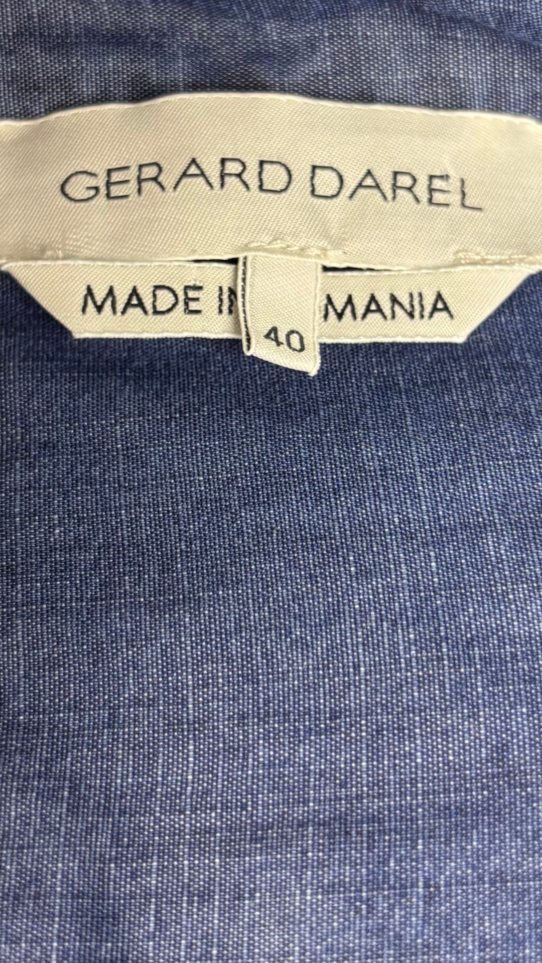 Robe en chambray avec poches et plissé à la poitrine Gerard Darel, taille 40 (m). Vue de l'étiquette.