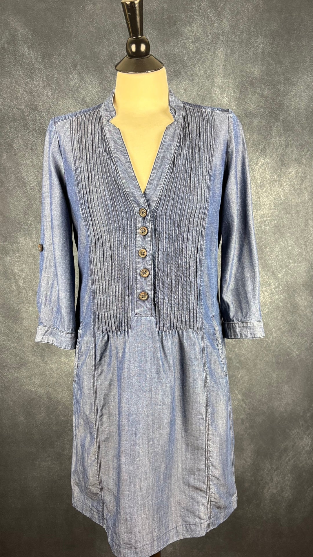 Robe en chambray avec poches et plissé à la poitrine Gerard Darel, taille 40 (m). Vue de face.